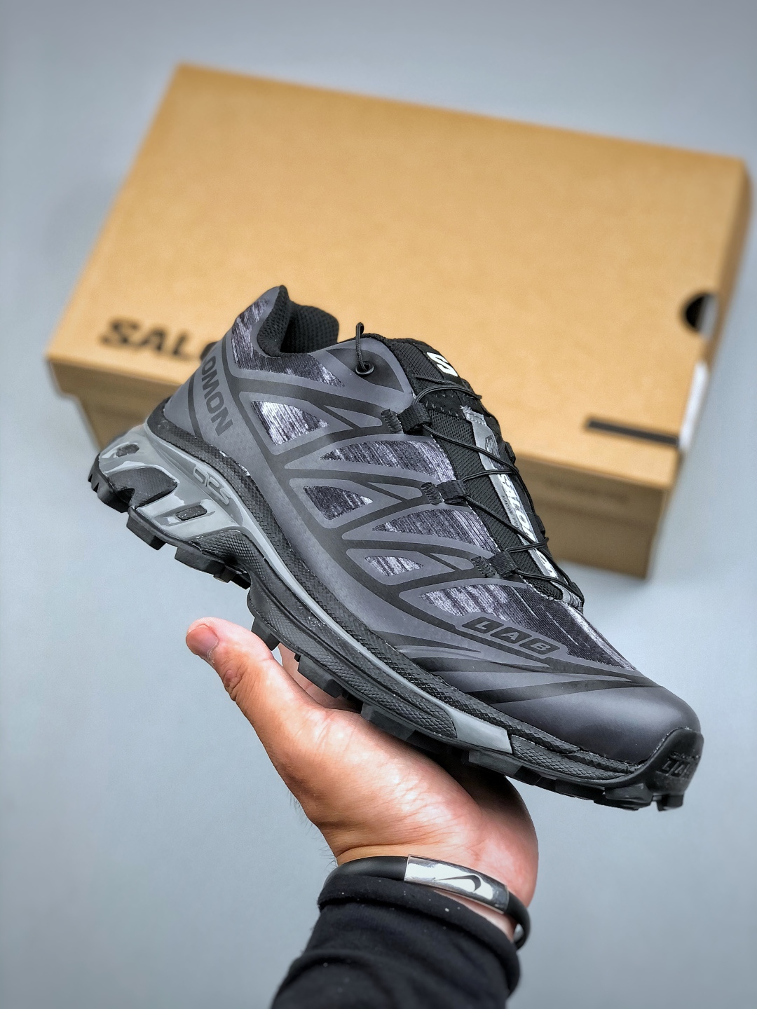 纯原💰480
【绿X版】 Salomon XT-6 
萨洛蒙复古潮流户外机能登山跑鞋 黑灰色  477805
纯原外贸平台特供订单 
耗时半年巨作 全套原纸板楦头开发 
原厂特供网布配套加持 确保原汁原味
完美呈现版型 原档数据独家私模五层组合大底 
男女鞋同步官方开发至46.5 
原装Ortholite轻量化鞋垫 中底布带钢印编号 
原厂TPU锁扣 进口港宝加持 
后跟自然饱满 还原公司包裹性 
鞋面以“锯齿”状的包裹系统呈现 
在基色底之下加入了各种色点缀 
将公司的最新技术和时尚前卫的造型融入耐用的长跑款式中 
鞋面由 TPU 薄膜制成 并焊接在高耐磨网眼上 使其既时尚又坚固 由 ACS底盘支撑 可增强稳定性和支撑力 以及由橡胶凸耳 Contragrip外底覆盖的 EVA 缓冲中底 旨在应对崎岖的地形 鞋舌上的彩色Salomon 标签、Quicklace 系统以及鞋头、鞋舌和鞋跟上的附加品牌使细节更加完美 让穿着者可以轻松驾驭户外与通勤下的任何运动生活场景 无缝鞋身户外随意纵横 颜值与脚感兼备 出街通勤 绝对非常吸睛 你值得拥有 尺码：36-46（半）