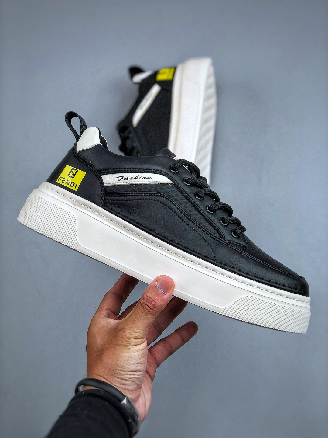 220 FENDI/ 芬迪 板鞋/休闲鞋