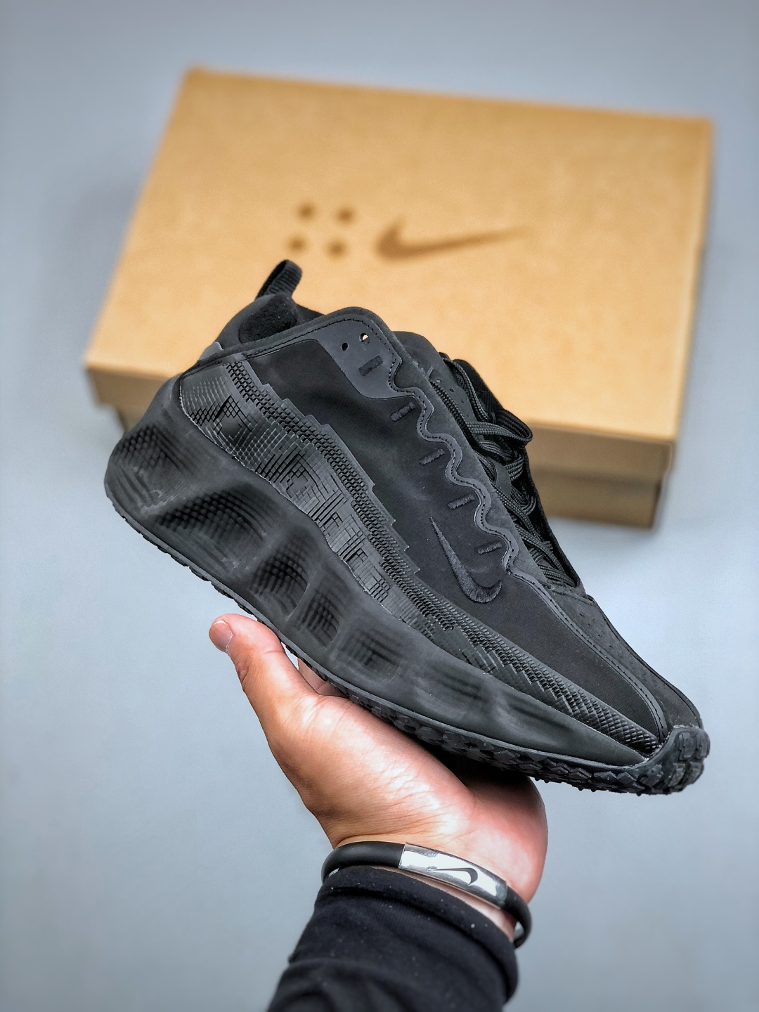 Nike Vomero Premium 耐克顶级迈柔」路跑鞋,通过超强缓震与舒适度的全面提升令跑步更加轻松,缓解冲击压力,加快恢复节奏. 货号:DX4215 005