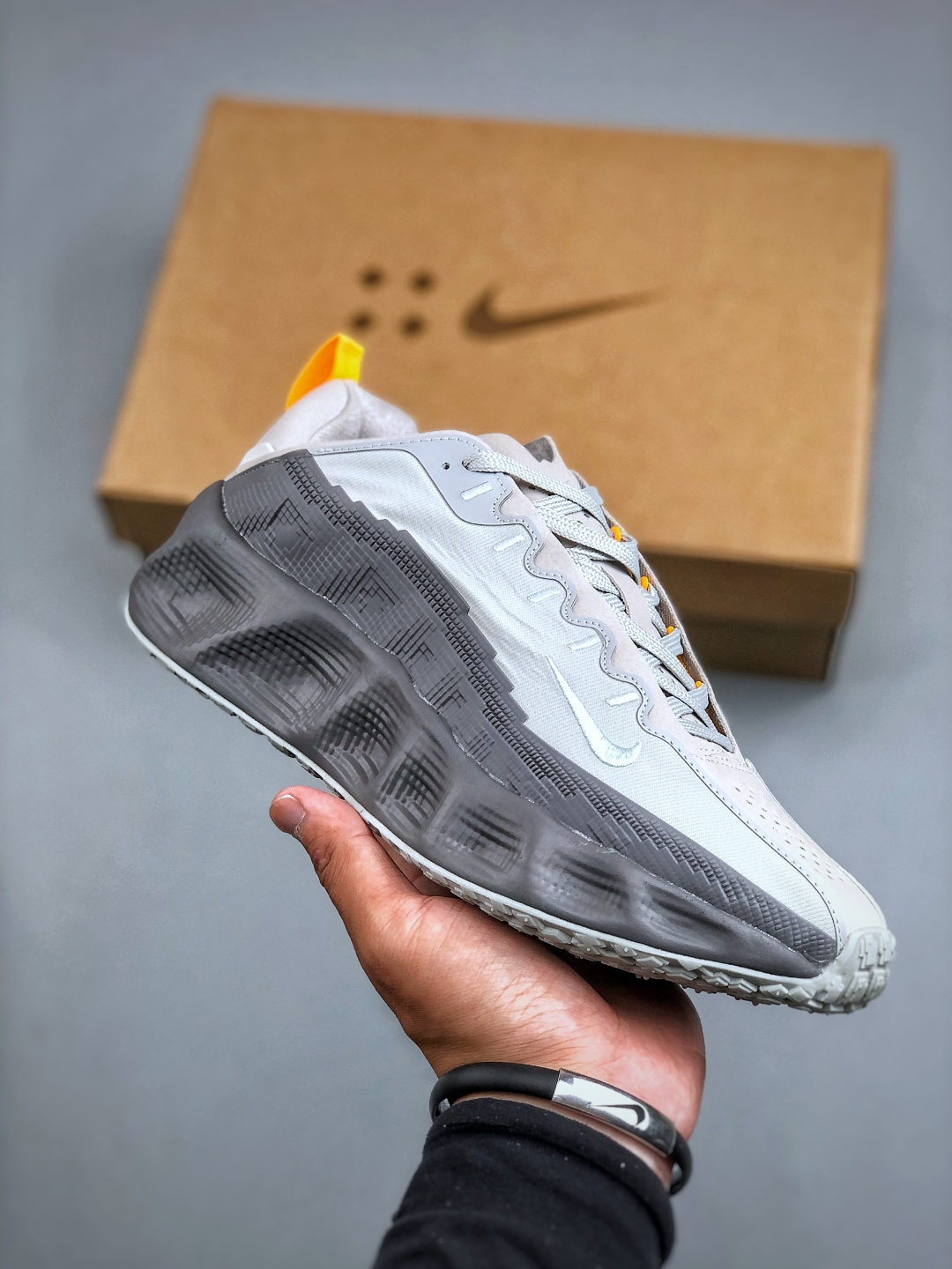 Nike Vomero Premium 耐克顶级迈柔」路跑鞋,通过超强缓震与舒适度的全面提升令跑步更加轻松,缓解冲击压力,加快恢复节奏. 货号:DX4215 004
