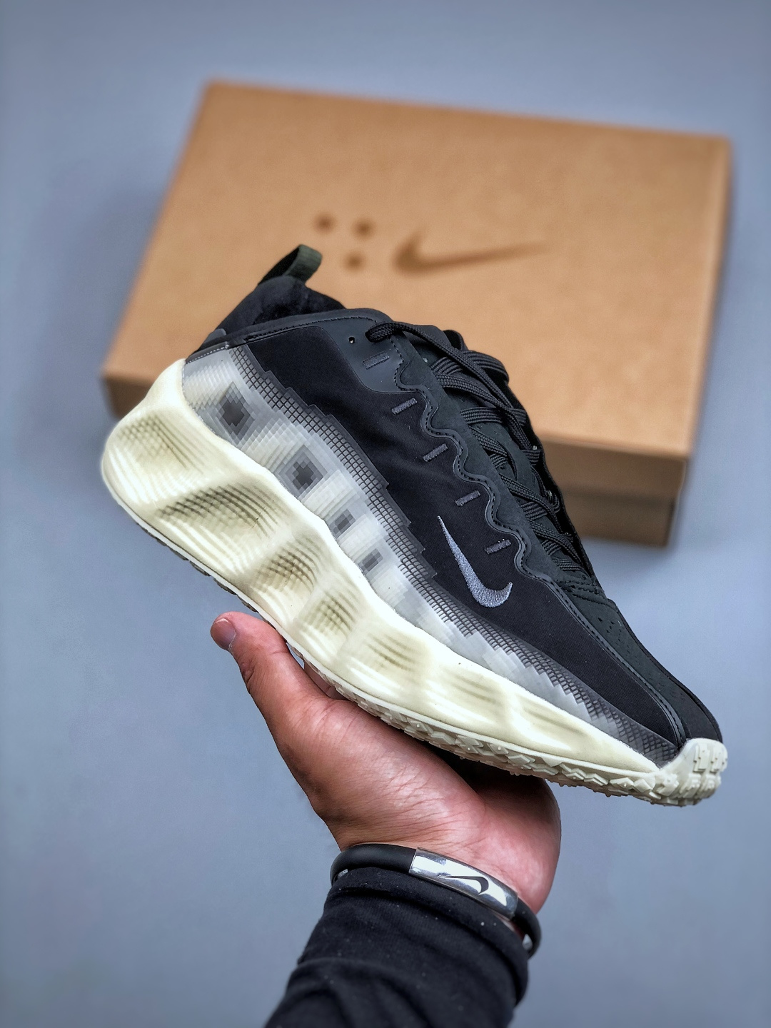 Nike Vomero Premium 耐克顶级迈柔」路跑鞋,通过超强缓震与舒适度的全面提升令跑步更加轻松,缓解冲击压力,加快恢复节奏. 货号:DX4215 003