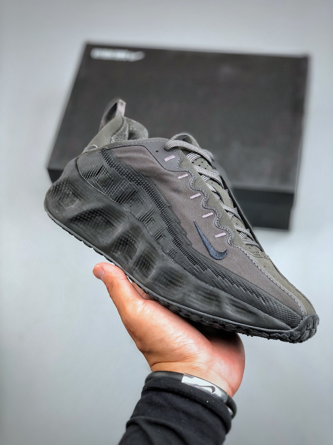 Nike Vomero Premium 耐克顶级迈柔」路跑鞋,通过超强缓震与舒适度的全面提升令跑步更加轻松,缓解冲击压力,加快恢复节奏. 货号:HQ2863 300