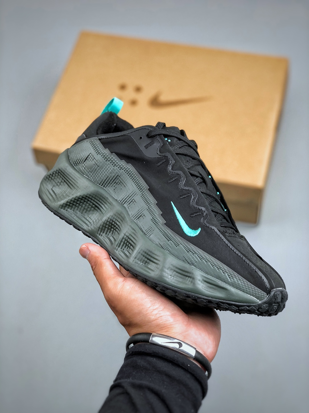 Nike Vomero Premium 耐克顶级迈柔」路跑鞋,通过超强缓震与舒适度的全面提升令跑步更加轻松,缓解冲击压力,加快恢复节奏. 货号:DX4215 006