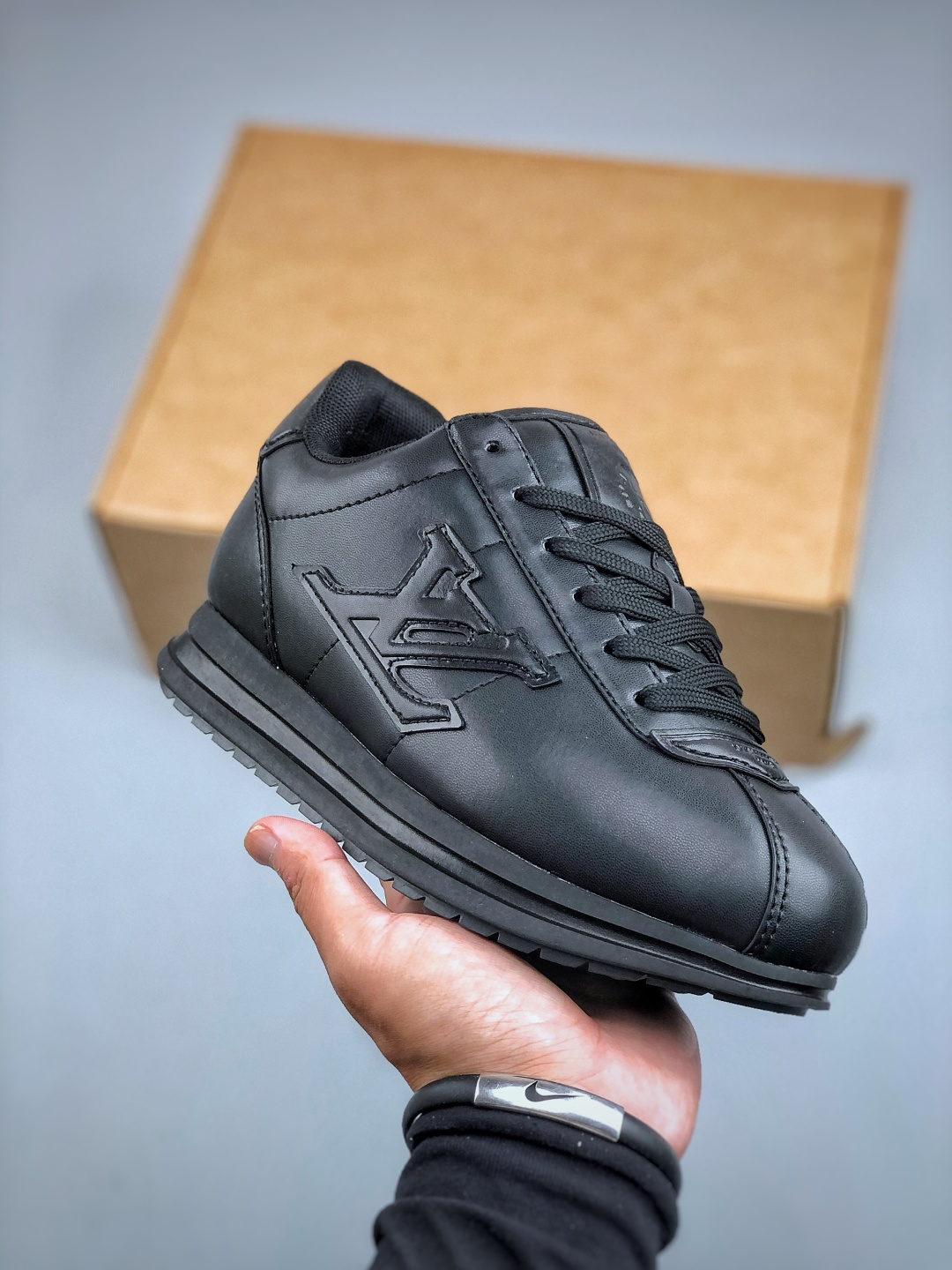 当季新款
LV BUTTERSOFT 运动鞋

本款 LV Buttersoft 运动鞋出自路易威登男装创意总监 Pharrell Williams 之手，致敬运动鞋首登时尚舞台的 1960 年代。羊皮革、牛皮革和衬垫鞋面带来柔软舒适的穿着体验，LV 字母、路易威登皮具元素、Pharrell Williams 肖像和龙虾图案压纹呼应 2025 秋冬男士秀场主题。
羊皮革 / 素面牛皮革
鞋带
路易威登元素
手缝鞋面
EVA 外底饰有品牌元素
尺码：40-45