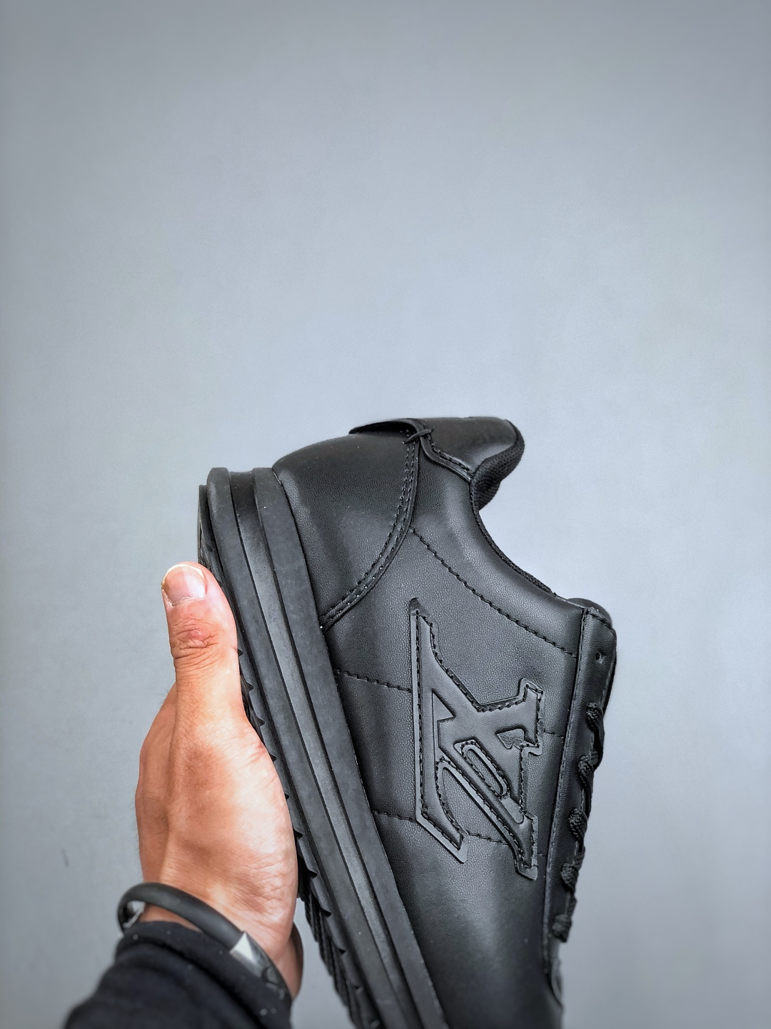 420 当季新款 LV BUTTERSOFT 运动鞋 本款 LV Buttersoft 运动鞋出自路易威登男装创意总监-Chinese UA Cheap High Quatity Brand Clothes Bags handbags Sneakers wholesale wholesaler seller from China Factory suppliers Fashion Clothing Shoes best Quality Beautiful Price 420 当季新款 LV BUTTERSOFT 运动鞋 本款 LV Buttersoft 运动鞋出自路易威登男装创意总监