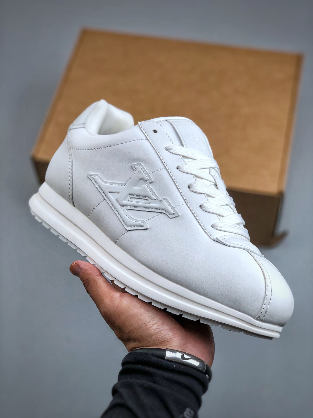 当季新款
LV BUTTERSOFT 运动鞋

本款 LV Buttersoft 运动鞋出自路易威登男装创意总监 Pharrell Williams 之手，致敬运动鞋首登时尚舞台的 1960 年代。羊皮革、牛皮革和衬垫鞋面带来柔软舒适的穿着体验，LV 字母、路易威登皮具元素、Pharrell Williams 肖像和龙虾图案压纹呼应 2025 秋冬男士秀场主题。
羊皮革 / 素面牛皮革
鞋带
路易威登元素
手缝鞋面
EVA 外底饰有品牌元素
尺码：40-45