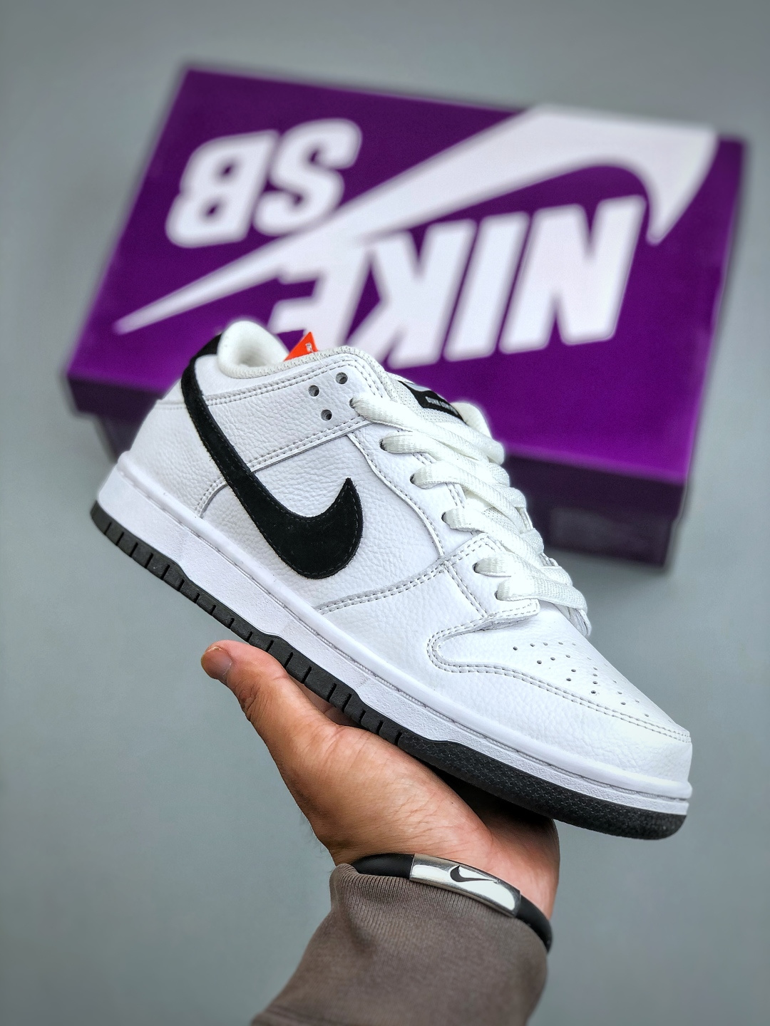 💰320 
Nike SB Dunk Low pro     独家版型蒸餾加工帶來的是更好的视觉和脚感体验 超高清洁度 皮料切割干净无任何毛边 细节完美 货号：HF3704 100尺码：36-46（半）