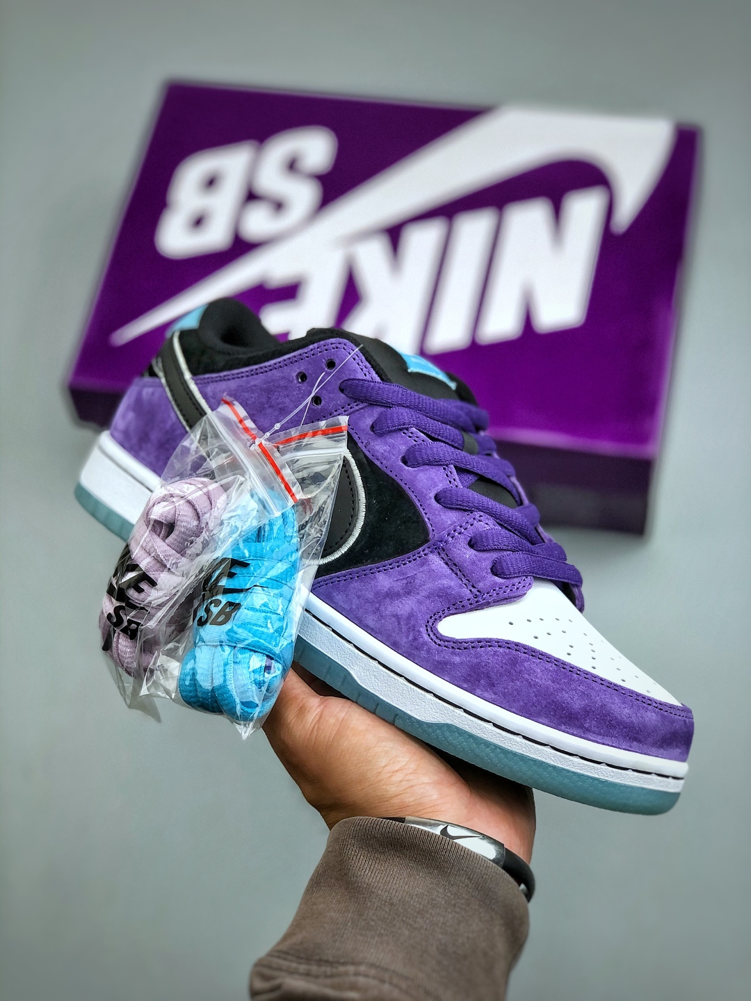 💰320
Nike SB Dunk Low pro     独家版型蒸餾加工帶來的是更好的视觉和脚感体验 超高清洁度 皮料切割干净无任何毛边 细节完美 货号：HJ0513 500 尺码：36-46（半）