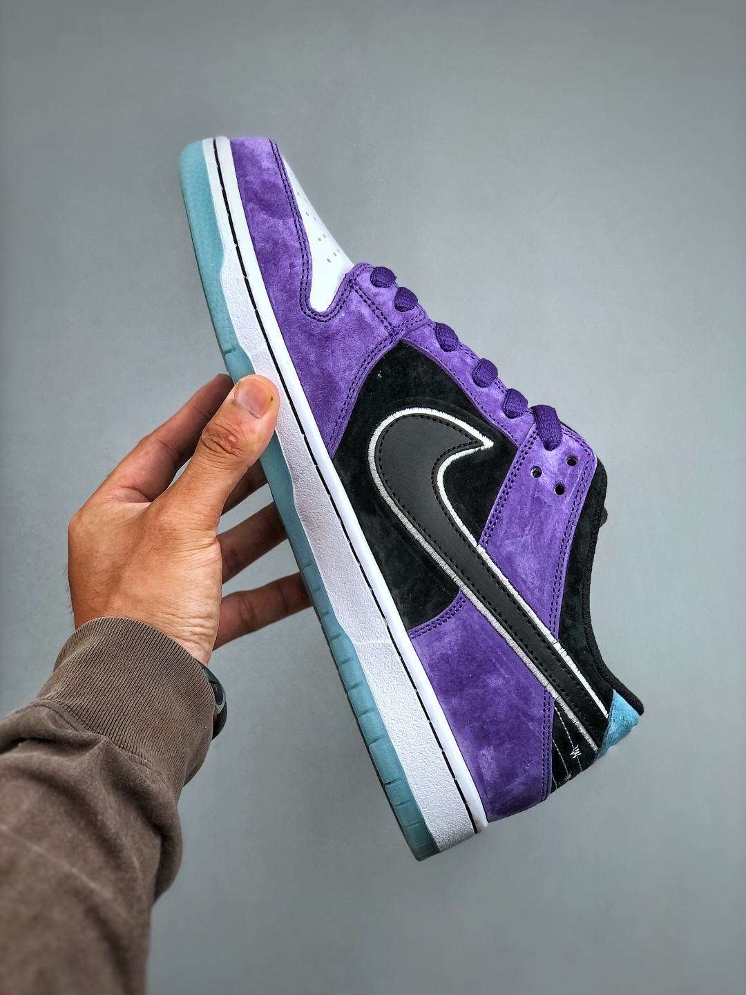 💰320
Nike SB Dunk Low pro     独家版型蒸餾加工帶來的是更好的视觉和脚感体验 超高清洁度 皮料切割干净无任何毛边 细节完美 货号：HJ0513 500 尺码：36-46（半）