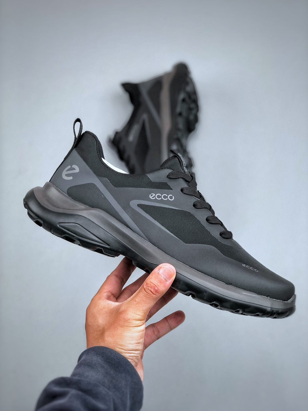 300 ECCO爱步男款运动鞋 户外防水透气防滑复古跑鞋时尚拼接徒步鞋