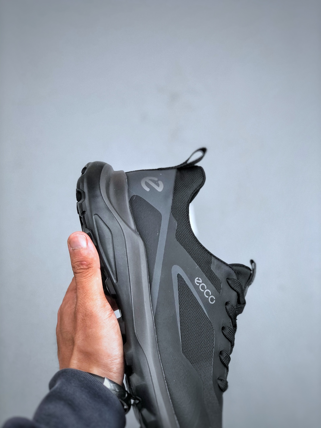 300 ECCO爱步男款运动鞋 户外防水透气防滑复古跑鞋时尚拼接徒步鞋