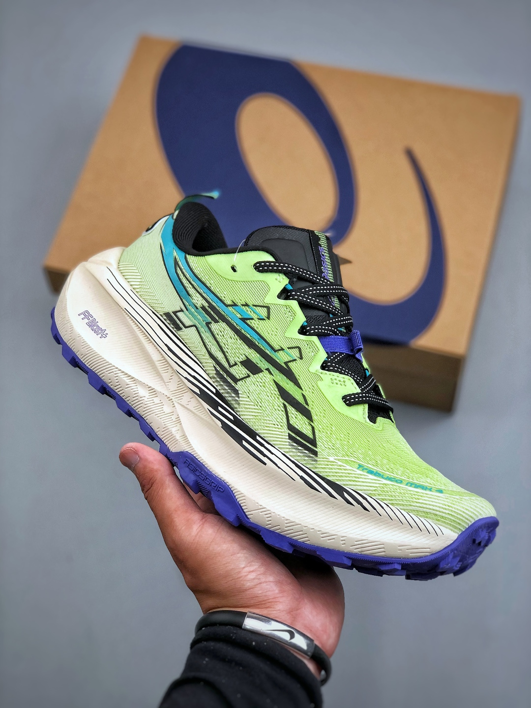 合集#💰320
ASICS GEL-TRABUCO MAX 4 亚瑟士 网面透气 耐磨 越野跑步鞋
这双鞋的外观设计超级吸引人 简约大气 色彩搭配也很时尚 ASICS亚瑟士的独家GEL缓震科技 在跑步过程中感受到前所未有的舒适感 脚底仿佛踩在云端一般轻盈 这双鞋的抓地力也非常出色 无论是湿滑的泥泞小路还是崎岖的山路 它都能牢牢地抓住地面  货号：1011B976-300 尺码：36-45（半）