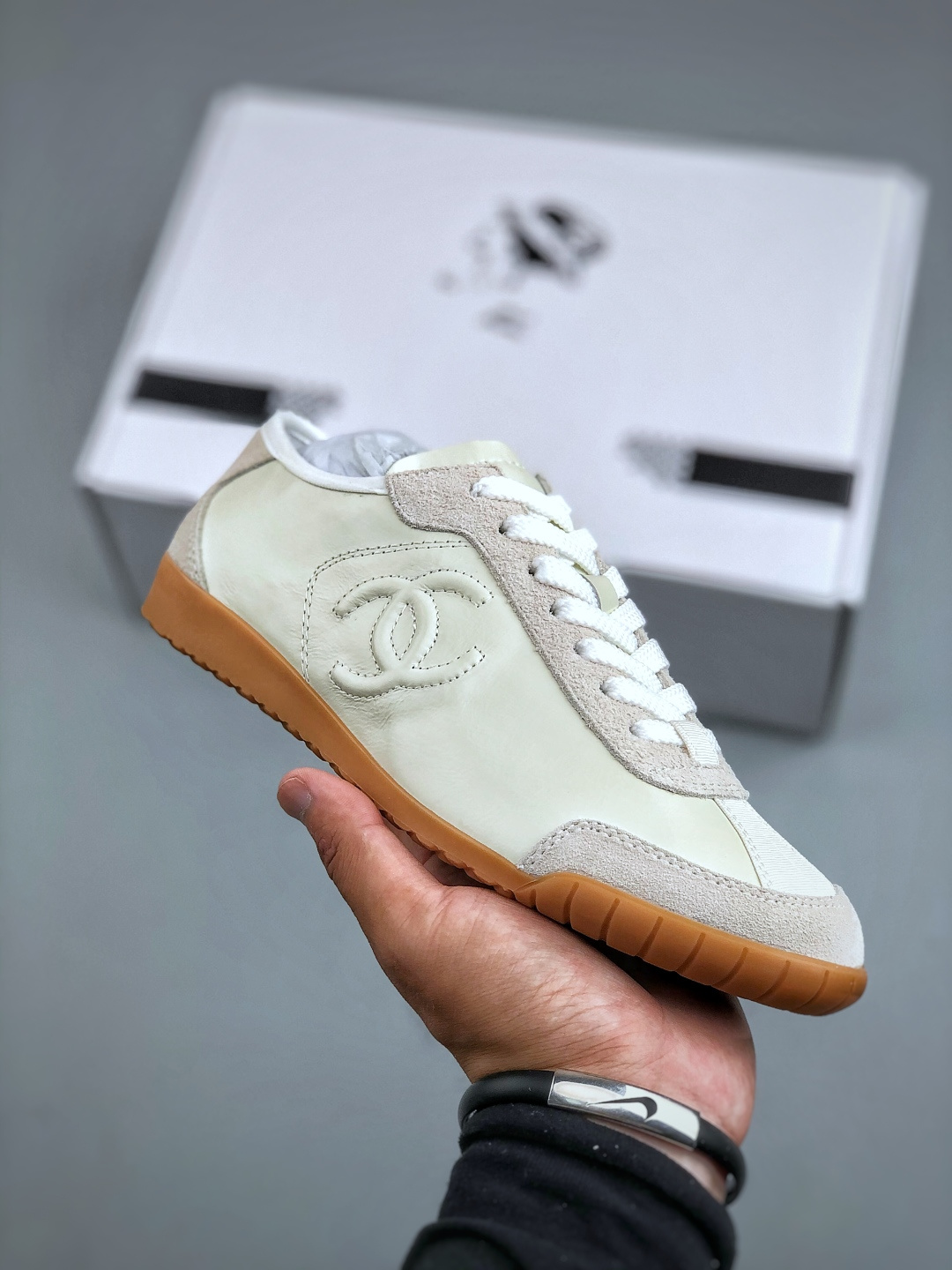 CHANEL 香奈儿 早春新款王炸爆款 一眼心动的运动鞋!新款24B德训鞋风很大的德训鞋.谁能拒绝
百搭.实穿.还绝对有风格!这一季的新款更有设计感.拼接撞色的巧妙之处.点亮了整体
简单.又不简单的.低调穿搭也可以很有腔调!鞋面进口头层牛皮.不同纹理的裁片相结合.碰撞出层次
面料:进口羊皮
内里:元版内里
鞋底:原版开模鞋底
全套包装:35-40
