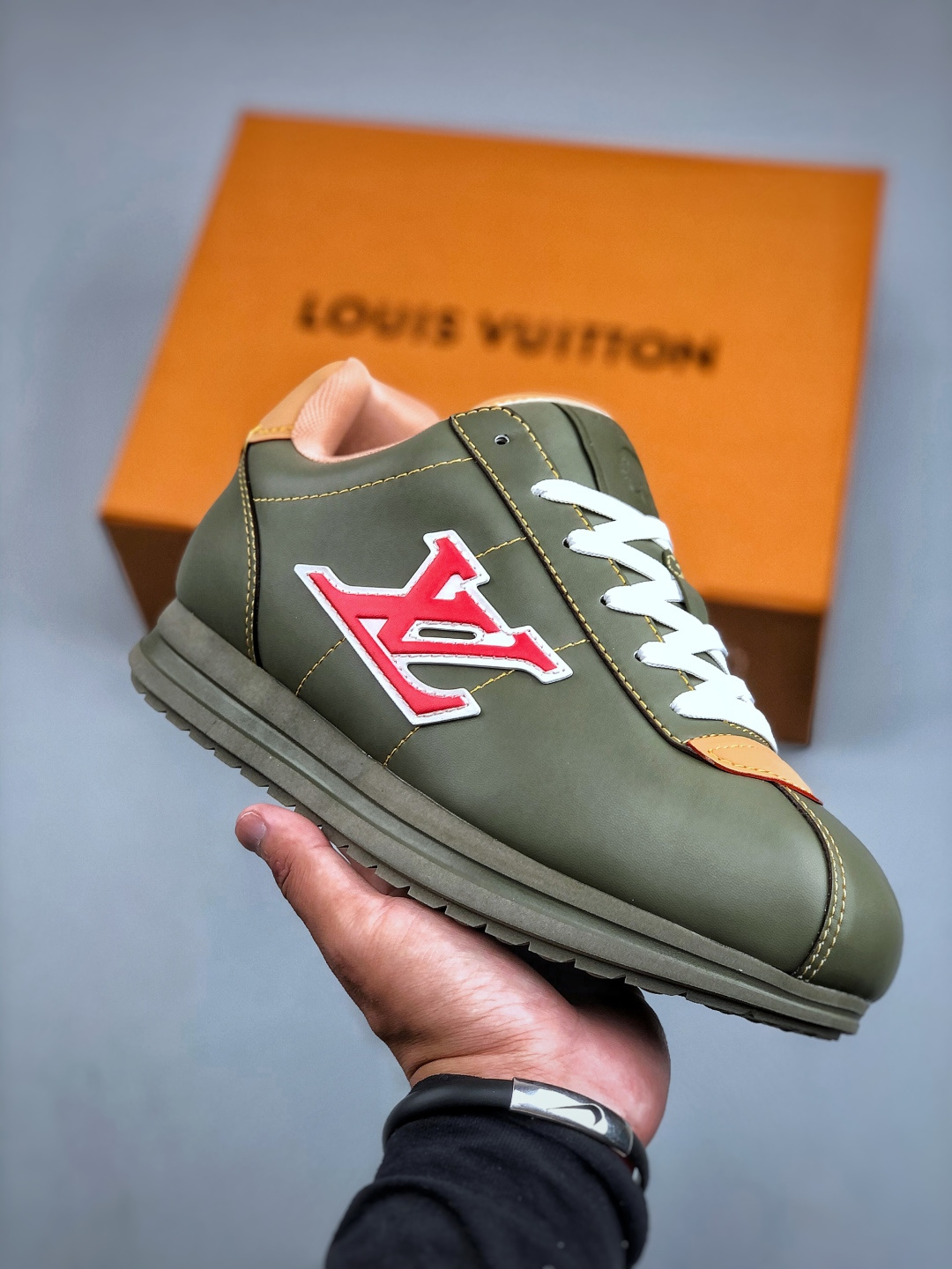 当季新款
LV BUTTERSOFT 运动鞋

本款 LV Buttersoft 运动鞋出自路易威登男装创意总监 Pharrell Williams 之手，致敬运动鞋首登时尚舞台的 1960 年代。羊皮革、牛皮革和衬垫鞋面带来柔软舒适的穿着体验，LV 字母、路易威登皮具元素、Pharrell Williams 肖像和龙虾图案压纹呼应 2025 秋冬男士秀场主题。
羊皮革 / 素面牛皮革
鞋带
路易威登元素
手缝鞋面
EVA 外底饰有品牌元素
尺码：38-45