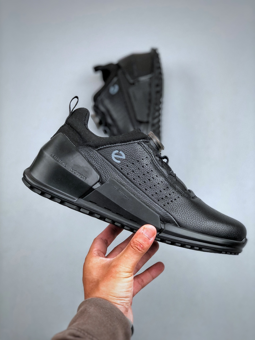 ECCO爱步男士休闲运动鞋 缓震牛皮跑步鞋