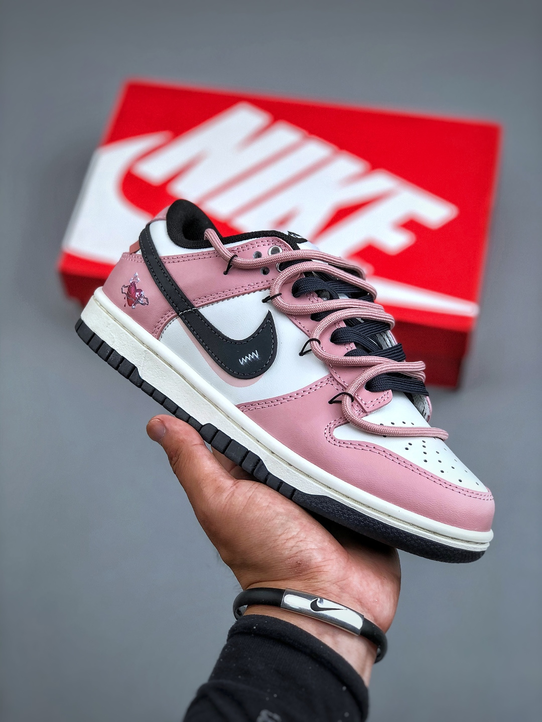 纯原💰390
Nike Dunk Low Retro 情人节绑带 周年高端定制 耐克 低帮休闲运动板鞋原装头层材料 用料绝不含糊 独家版型蒸餾加工帶來的是更好的视觉和脚感体验 清洁度 电绣工艺 皮料切割干净无任何毛边 细节完美  货号:BB0528 109尺码：35-40（半）