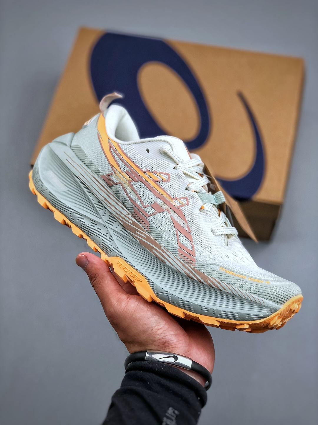 💰320
ASICS GEL-TRABUCO MAX 4 亚瑟士 网面透气 耐磨 越野跑步鞋
这双鞋的外观设计超级吸引人 简约大气 色彩搭配也很时尚 ASICS亚瑟士的独家GEL缓震科技 在跑步过程中感受到前所未有的舒适感 脚底仿佛踩在云端一般轻盈 这双鞋的抓地力也非常出色 无论是湿滑的泥泞小路还是崎岖的山路 它都能牢牢地抓住地面  货号：1012B769-100  尺码：36-45（半）