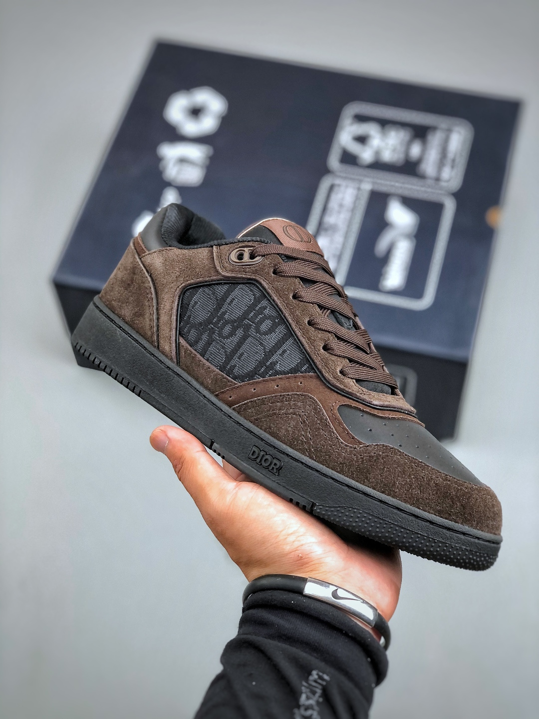 纯原💰680
 Dior迪奥B27系列市面顶级版本出货‼ ‼ 市面为数不多的“真正原鞋拆解开发”选材耗时就半个多月 进口原厂皮料 无色差细节拉满  敢与AJ大迪奥相媲美，由意大利工坊匠心打造，黄俊捷、林一等各大明星、网红博主争先上脚且全国各大专柜一鞋难求💥鞋面牛皮拼接D印花LOGO✔内里进口网布、TPU大底以别具一格的立体效果，展现摩登优雅格调，高街潮流搭配必备潮品
码数38-45