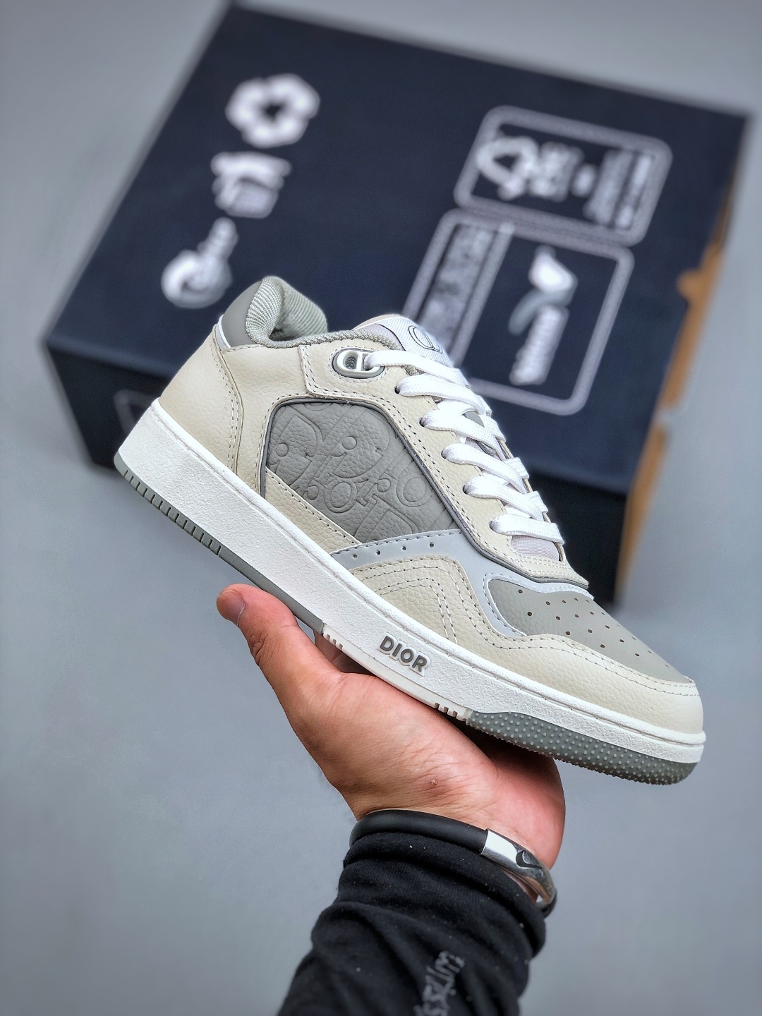 纯原💰680
 Dior迪奥B27系列市面顶级版本出货‼ ‼ 市面为数不多的“真正原鞋拆解开发”选材耗时就半个多月 进口原厂皮料 无色差细节拉满  敢与AJ大迪奥相媲美，由意大利工坊匠心打造，黄俊捷、林一等各大明星、网红博主争先上脚且全国各大专柜一鞋难求💥鞋面牛皮拼接D印花LOGO✔内里进口网布、TPU大底以别具一格的立体效果，展现摩登优雅格调，高街潮流搭配必备潮品
码数38-45