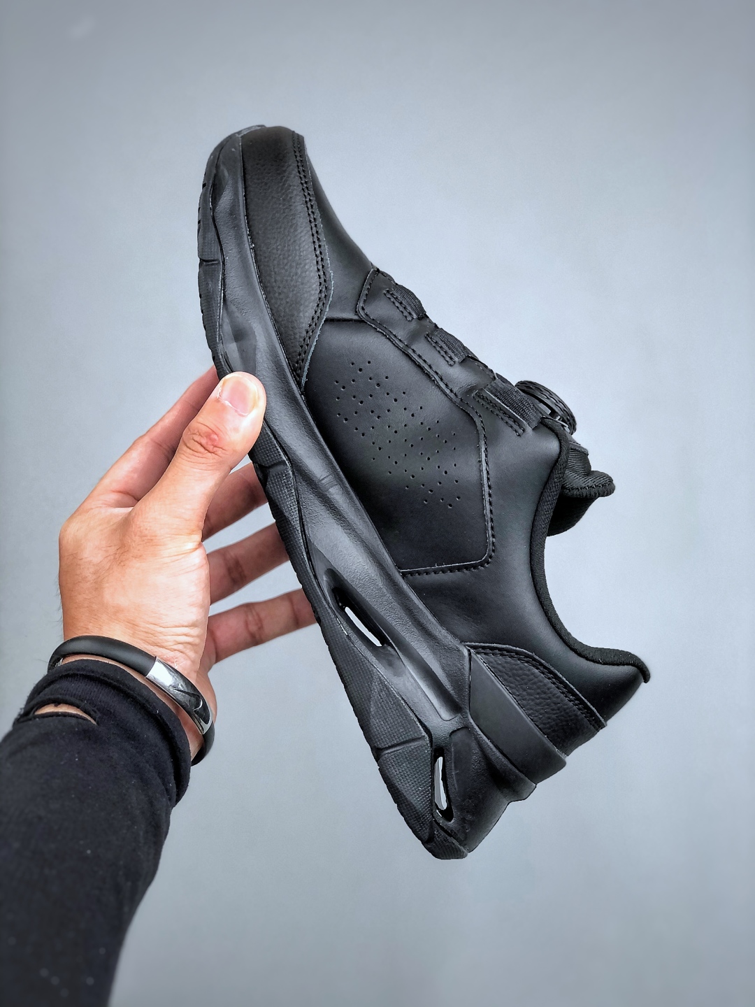 💰360 迪桑特DESCENTE CIRCUIT LTR WIRE 2.0 舒适百搭防滑耐磨 低帮 休闲跑步鞋
采用皮面网眼材质鞋面 通透不闷热 前掌易弯折设计 提供灵活的穿着感受 后跟Z-FOAM填充 缓震回弹 BOA FIT SYSTEM系带系统 便捷穿脱
货号:D4431TCT06 尺码：36-45