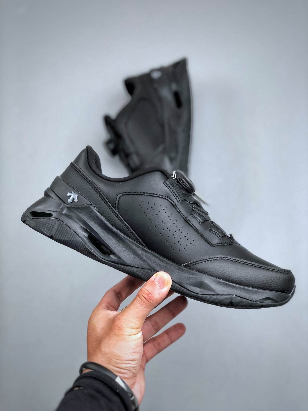 💰360 迪桑特DESCENTE CIRCUIT LTR WIRE 2.0 舒适百搭防滑耐磨 低帮 休闲跑步鞋
采用皮面网眼材质鞋面 通透不闷热 前掌易弯折设计 提供灵活的穿着感受 后跟Z-FOAM填充 缓震回弹 BOA FIT SYSTEM系带系统 便捷穿脱
货号:D4431TCT06 尺码：36-45