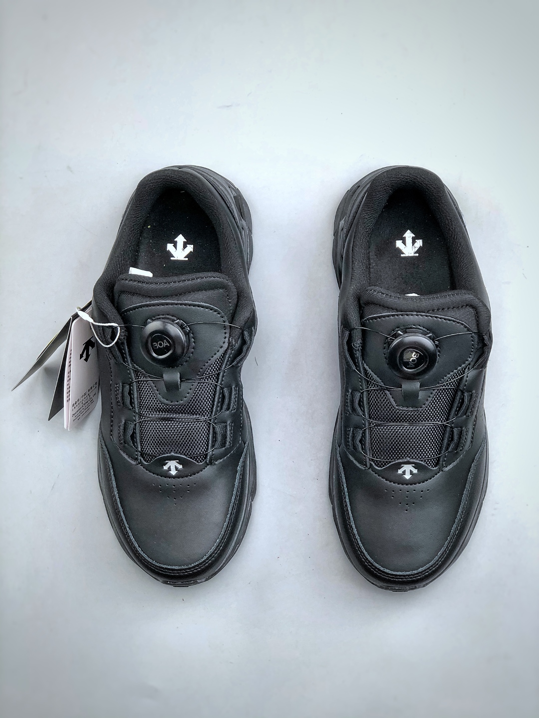 💰360 迪桑特DESCENTE CIRCUIT LTR WIRE 2.0 舒适百搭防滑耐磨 低帮 休闲跑步鞋
采用皮面网眼材质鞋面 通透不闷热 前掌易弯折设计 提供灵活的穿着感受 后跟Z-FOAM填充 缓震回弹 BOA FIT SYSTEM系带系统 便捷穿脱
货号:D4431TCT06 尺码：36-45