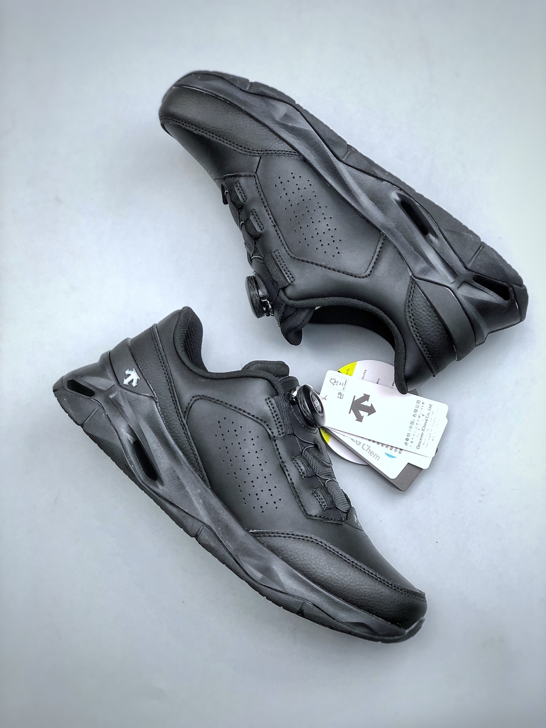 💰360 迪桑特DESCENTE CIRCUIT LTR WIRE 2.0 舒适百搭防滑耐磨 低帮 休闲跑步鞋
采用皮面网眼材质鞋面 通透不闷热 前掌易弯折设计 提供灵活的穿着感受 后跟Z-FOAM填充 缓震回弹 BOA FIT SYSTEM系带系统 便捷穿脱
货号:D4431TCT06 尺码：36-45