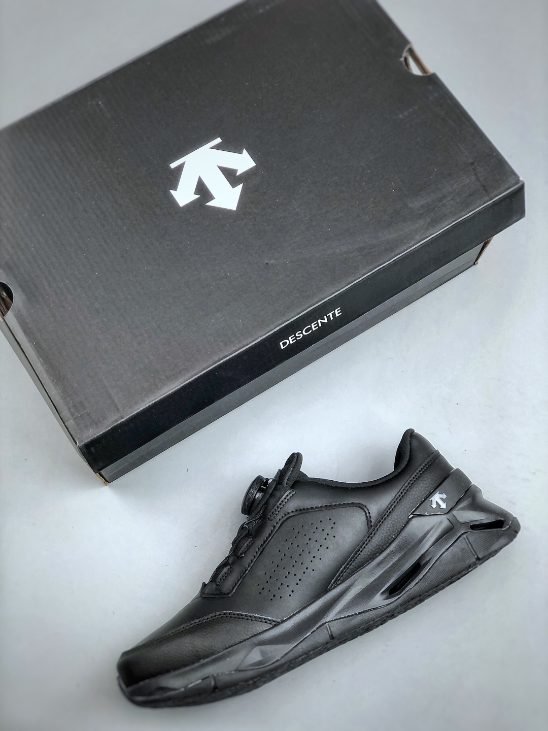 💰360 迪桑特DESCENTE CIRCUIT LTR WIRE 2.0 舒适百搭防滑耐磨 低帮 休闲跑步鞋
采用皮面网眼材质鞋面 通透不闷热 前掌易弯折设计 提供灵活的穿着感受 后跟Z-FOAM填充 缓震回弹 BOA FIT SYSTEM系带系统 便捷穿脱
货号:D4431TCT06 尺码：36-45