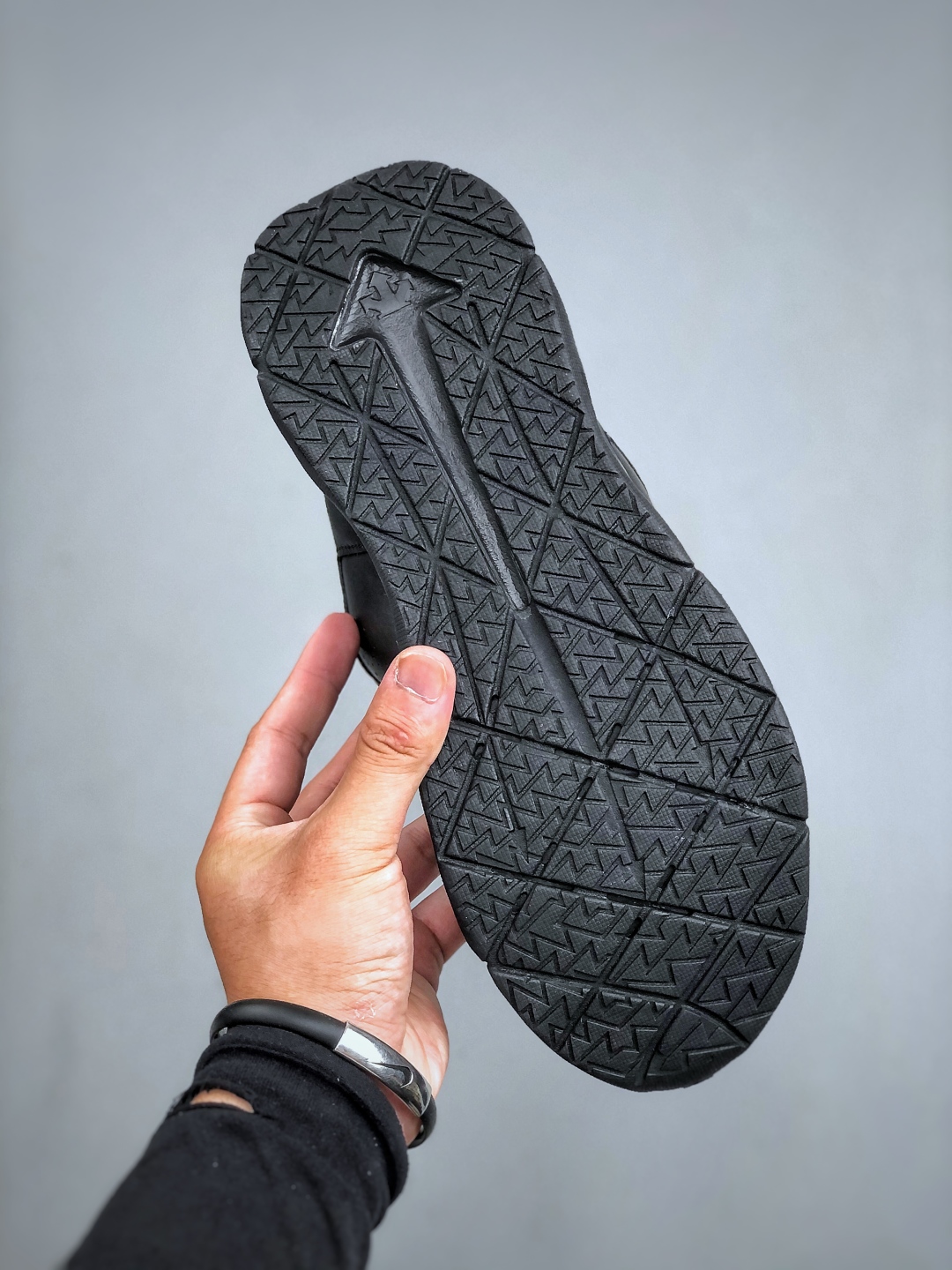 💰360 迪桑特DESCENTE CIRCUIT LTR WIRE 2.0 舒适百搭防滑耐磨 低帮 休闲跑步鞋
采用皮面网眼材质鞋面 通透不闷热 前掌易弯折设计 提供灵活的穿着感受 后跟Z-FOAM填充 缓震回弹 BOA FIT SYSTEM系带系统 便捷穿脱
货号:D4431TCT06 尺码：36-45