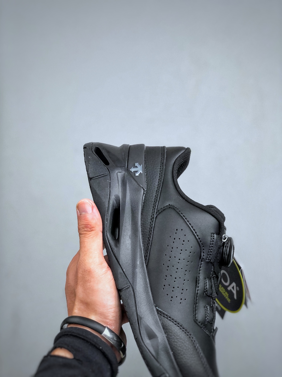 💰360 迪桑特DESCENTE CIRCUIT LTR WIRE 2.0 舒适百搭防滑耐磨 低帮 休闲跑步鞋
采用皮面网眼材质鞋面 通透不闷热 前掌易弯折设计 提供灵活的穿着感受 后跟Z-FOAM填充 缓震回弹 BOA FIT SYSTEM系带系统 便捷穿脱
货号:D4431TCT06 尺码：36-45