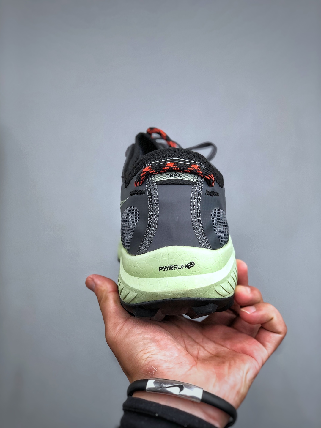 💰220  SAUCONY  ENDORPHIN RIFT系列休闲运动跑步鞋 索康尼推出的ENDORPHIN RIFT跑鞋是一款外观激进但脚感舒适的跑鞋，采用了全新的中底设计和鞋面工程，保留了软弹脚感和稳定支撑，适合进阶跑者和喜欢软弹脚感的跑者选择。货号：S20856-31 尺码：40-45