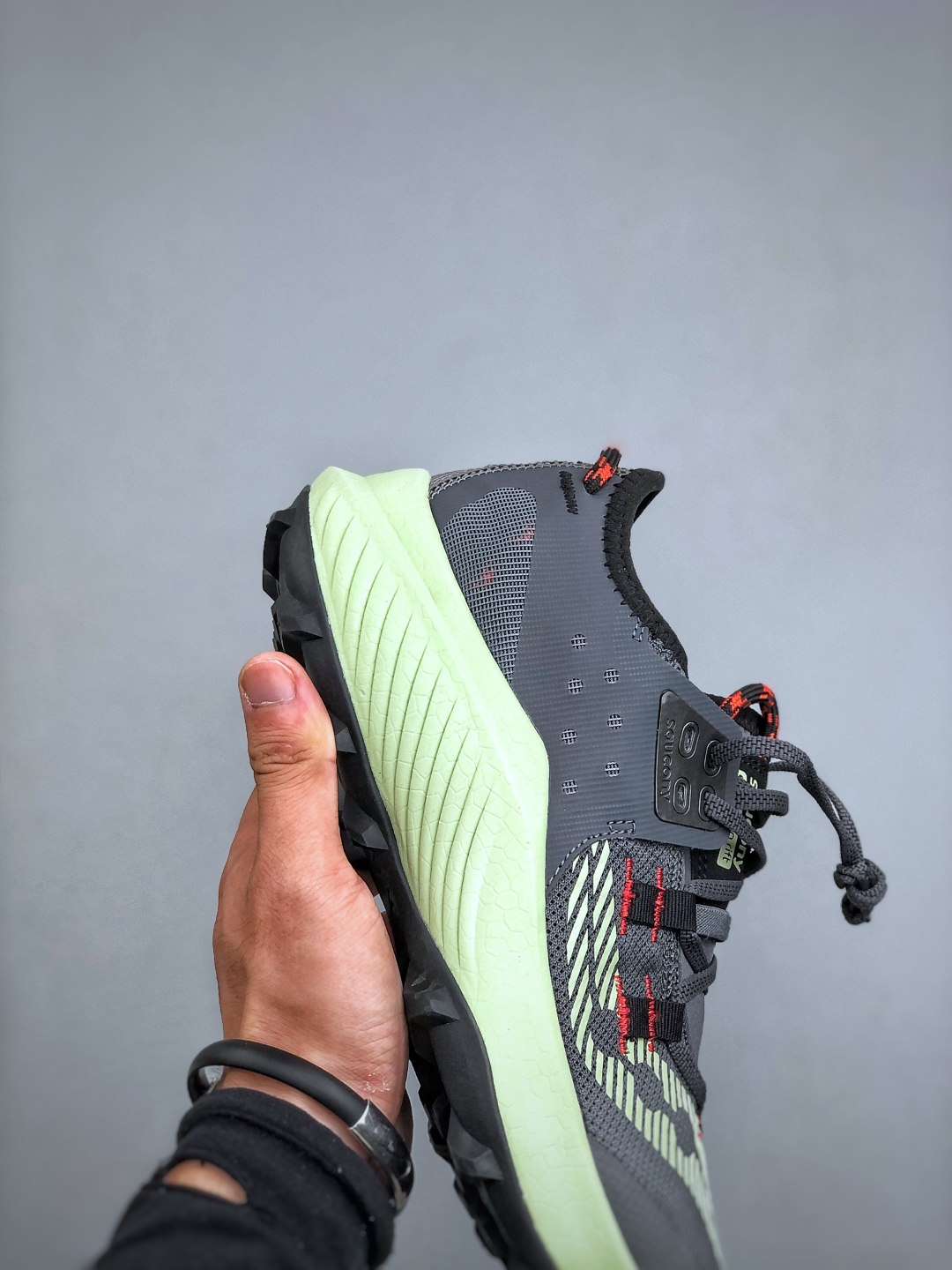 💰220  SAUCONY  ENDORPHIN RIFT系列休闲运动跑步鞋 索康尼推出的ENDORPHIN RIFT跑鞋是一款外观激进但脚感舒适的跑鞋，采用了全新的中底设计和鞋面工程，保留了软弹脚感和稳定支撑，适合进阶跑者和喜欢软弹脚感的跑者选择。货号：S20856-31 尺码：40-45