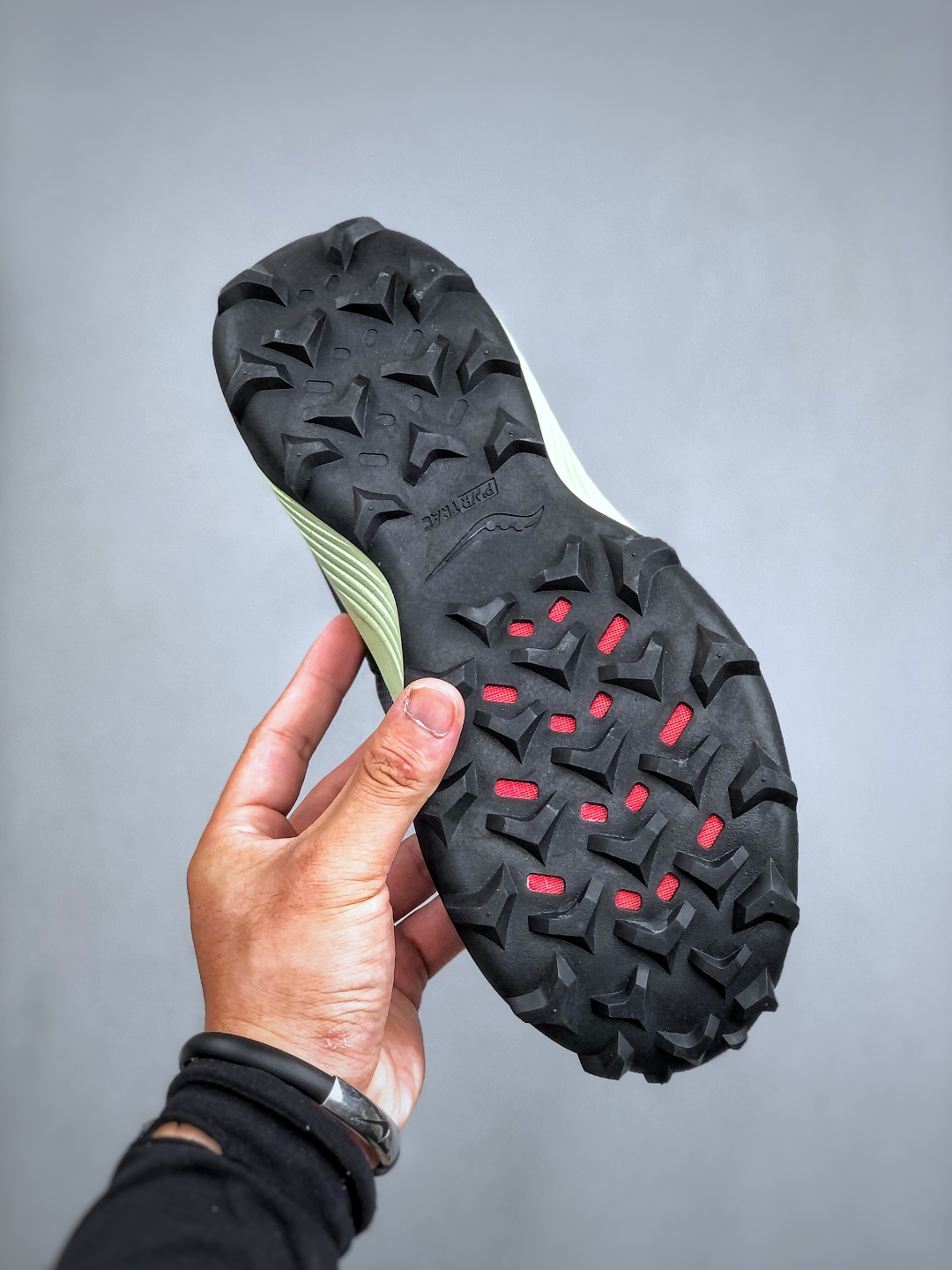 💰220  SAUCONY  ENDORPHIN RIFT系列休闲运动跑步鞋 索康尼推出的ENDORPHIN RIFT跑鞋是一款外观激进但脚感舒适的跑鞋，采用了全新的中底设计和鞋面工程，保留了软弹脚感和稳定支撑，适合进阶跑者和喜欢软弹脚感的跑者选择。货号：S20856-31 尺码：40-45