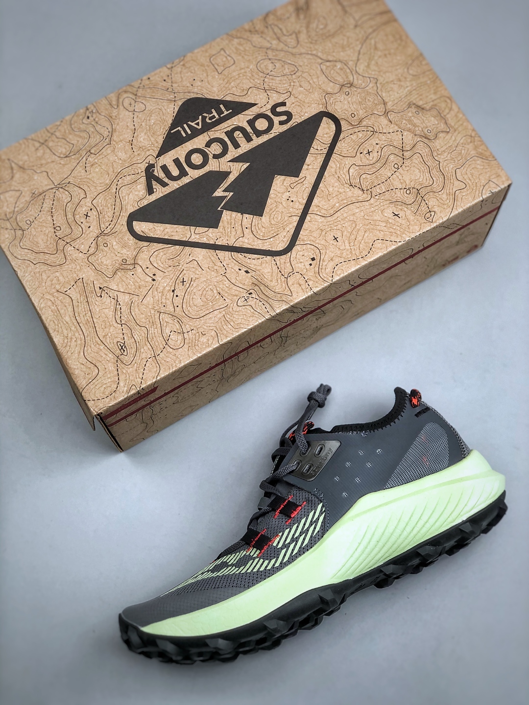 💰220  SAUCONY  ENDORPHIN RIFT系列休闲运动跑步鞋 索康尼推出的ENDORPHIN RIFT跑鞋是一款外观激进但脚感舒适的跑鞋，采用了全新的中底设计和鞋面工程，保留了软弹脚感和稳定支撑，适合进阶跑者和喜欢软弹脚感的跑者选择。货号：S20856-31 尺码：40-45