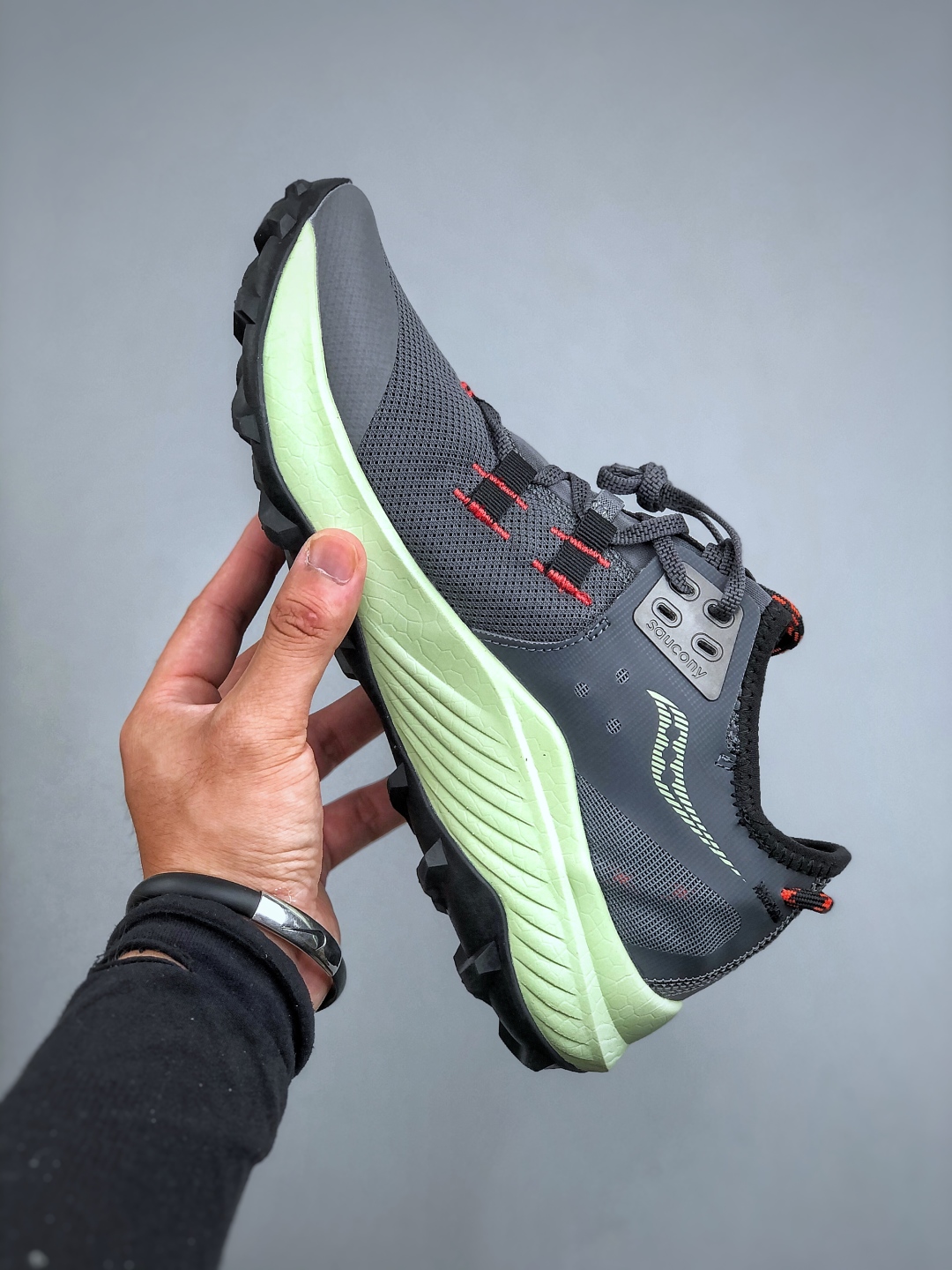 💰220  SAUCONY  ENDORPHIN RIFT系列休闲运动跑步鞋 索康尼推出的ENDORPHIN RIFT跑鞋是一款外观激进但脚感舒适的跑鞋，采用了全新的中底设计和鞋面工程，保留了软弹脚感和稳定支撑，适合进阶跑者和喜欢软弹脚感的跑者选择。货号：S20856-31 尺码：40-45