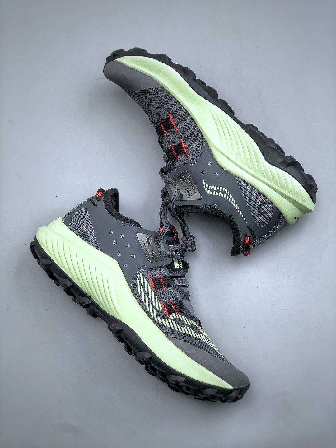 💰220  SAUCONY  ENDORPHIN RIFT系列休闲运动跑步鞋 索康尼推出的ENDORPHIN RIFT跑鞋是一款外观激进但脚感舒适的跑鞋，采用了全新的中底设计和鞋面工程，保留了软弹脚感和稳定支撑，适合进阶跑者和喜欢软弹脚感的跑者选择。货号：S20856-31 尺码：40-45