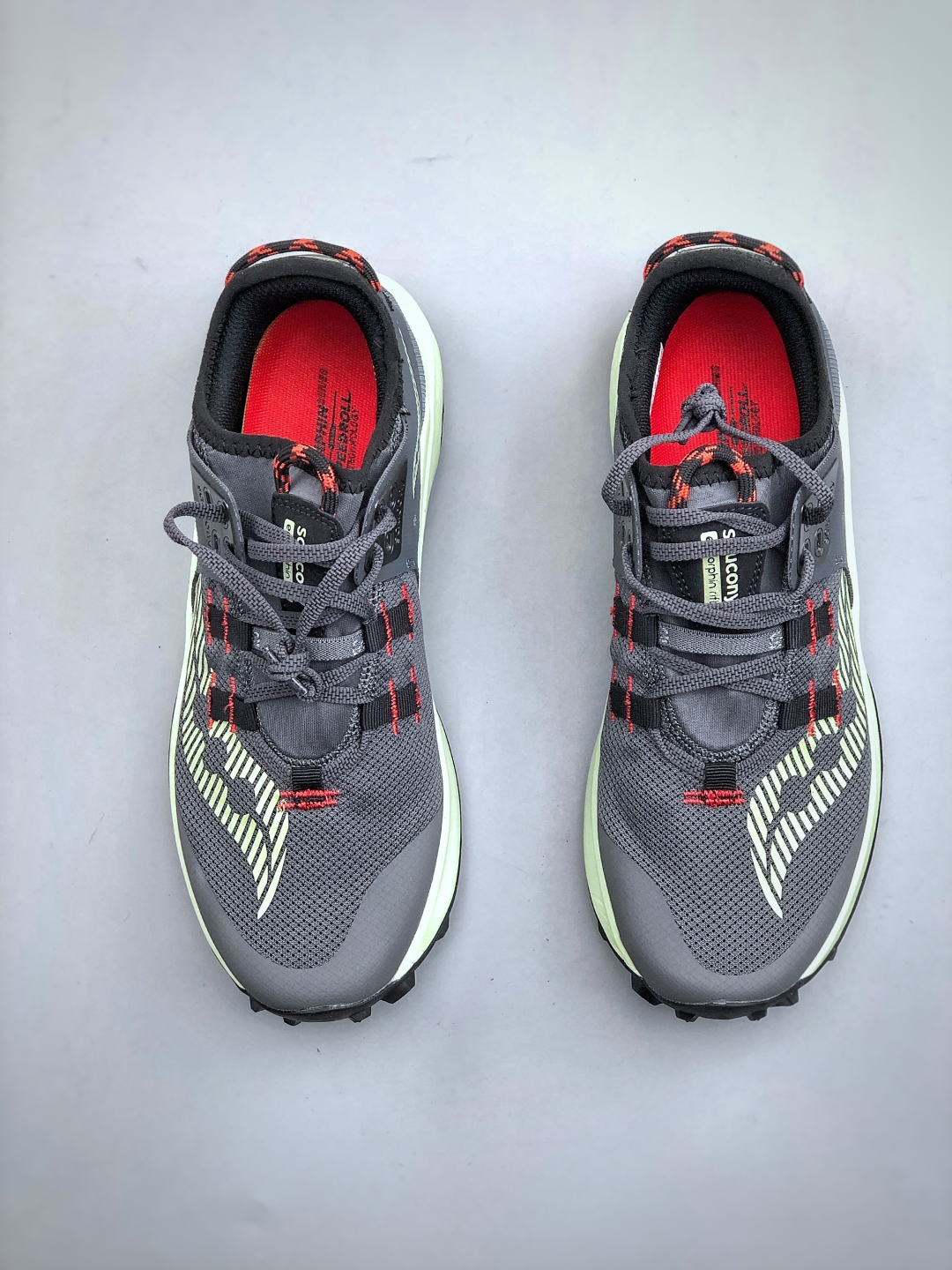 💰220  SAUCONY  ENDORPHIN RIFT系列休闲运动跑步鞋 索康尼推出的ENDORPHIN RIFT跑鞋是一款外观激进但脚感舒适的跑鞋，采用了全新的中底设计和鞋面工程，保留了软弹脚感和稳定支撑，适合进阶跑者和喜欢软弹脚感的跑者选择。货号：S20856-31 尺码：40-45