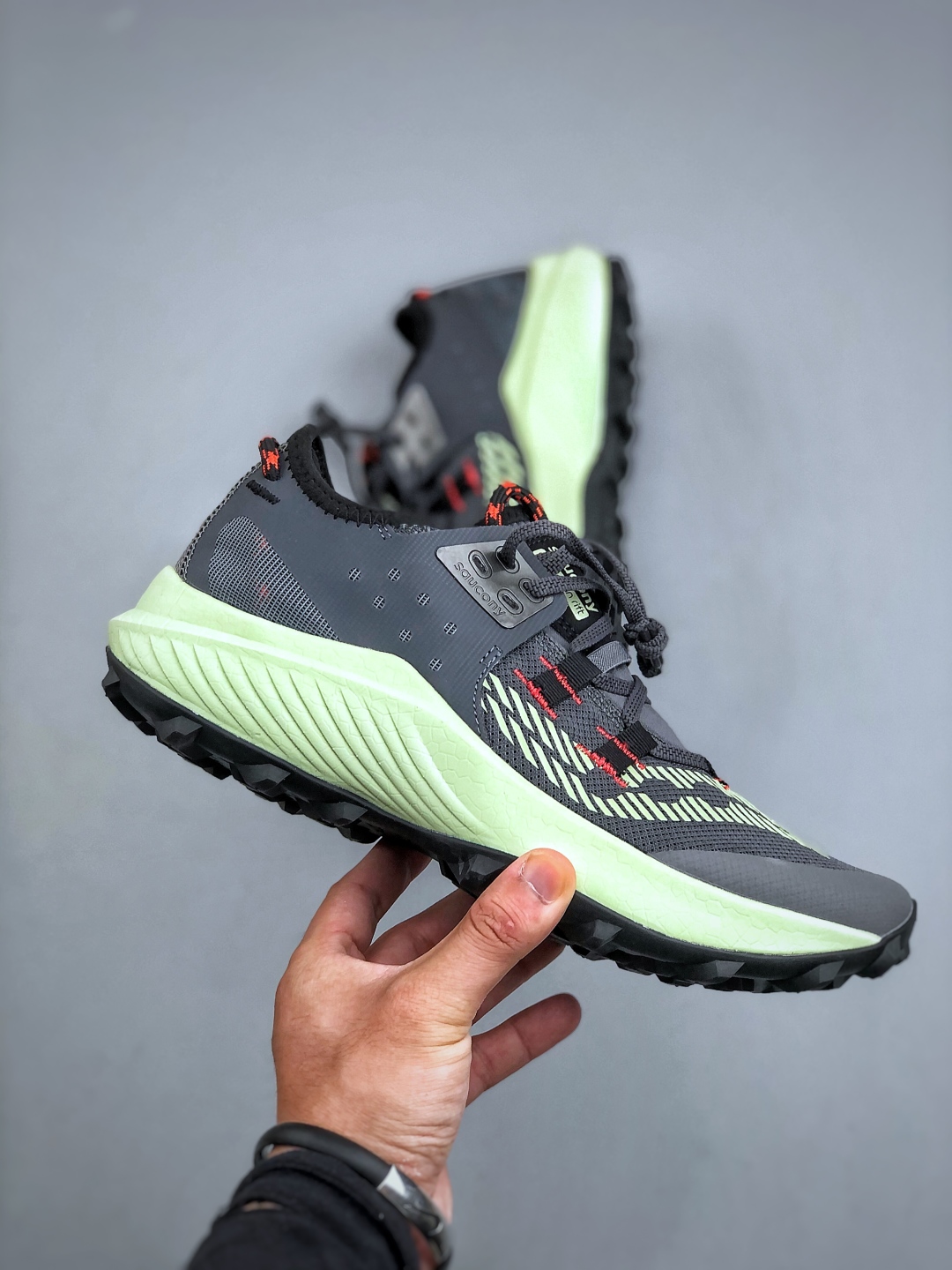 💰220  SAUCONY  ENDORPHIN RIFT系列休闲运动跑步鞋 索康尼推出的ENDORPHIN RIFT跑鞋是一款外观激进但脚感舒适的跑鞋，采用了全新的中底设计和鞋面工程，保留了软弹脚感和稳定支撑，适合进阶跑者和喜欢软弹脚感的跑者选择。货号：S20856-31 尺码：40-45