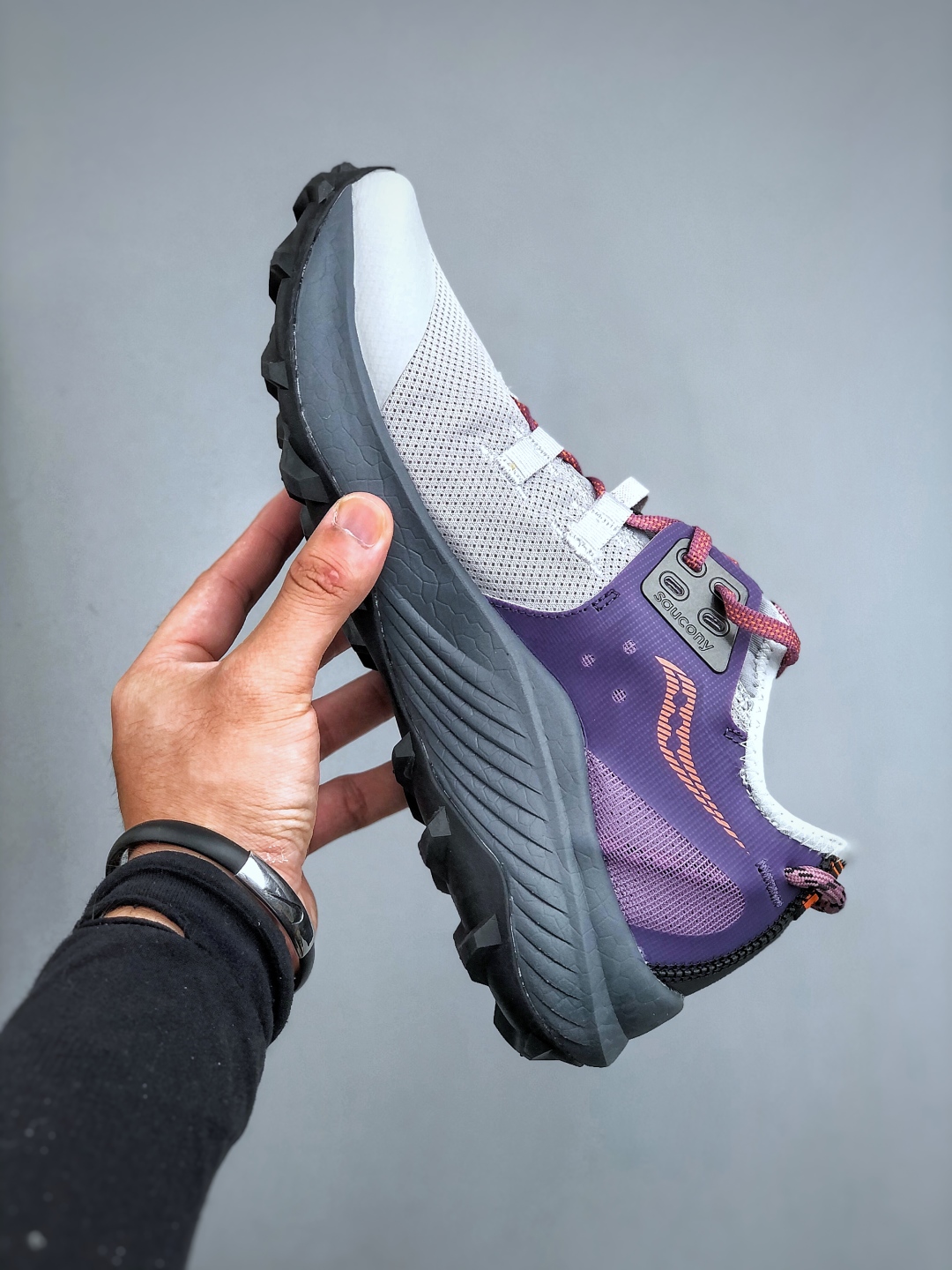 💰220SAUCONY  ENDORPHIN RIFT系列休闲运动跑步鞋 索康尼推出的ENDORPHIN RIFT跑鞋是一款外观激进但脚感舒适的跑鞋，采用了全新的中底设计和鞋面工程，保留了软弹脚感和稳定支撑，适合进阶跑者和喜欢软弹脚感的跑者选择。货号：S10856-125 尺码：40-45