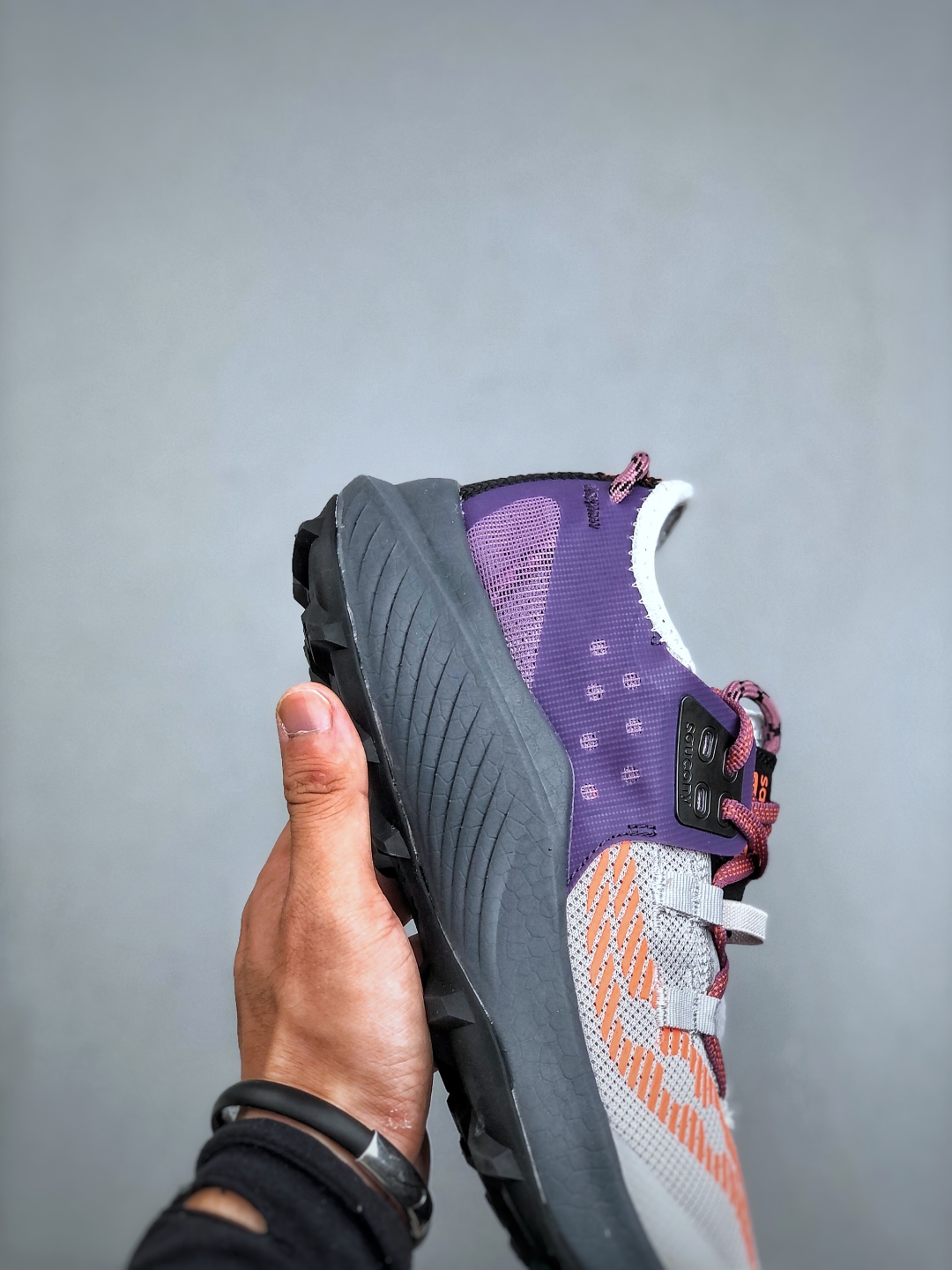 💰220SAUCONY  ENDORPHIN RIFT系列休闲运动跑步鞋 索康尼推出的ENDORPHIN RIFT跑鞋是一款外观激进但脚感舒适的跑鞋，采用了全新的中底设计和鞋面工程，保留了软弹脚感和稳定支撑，适合进阶跑者和喜欢软弹脚感的跑者选择。货号：S10856-125 尺码：40-45