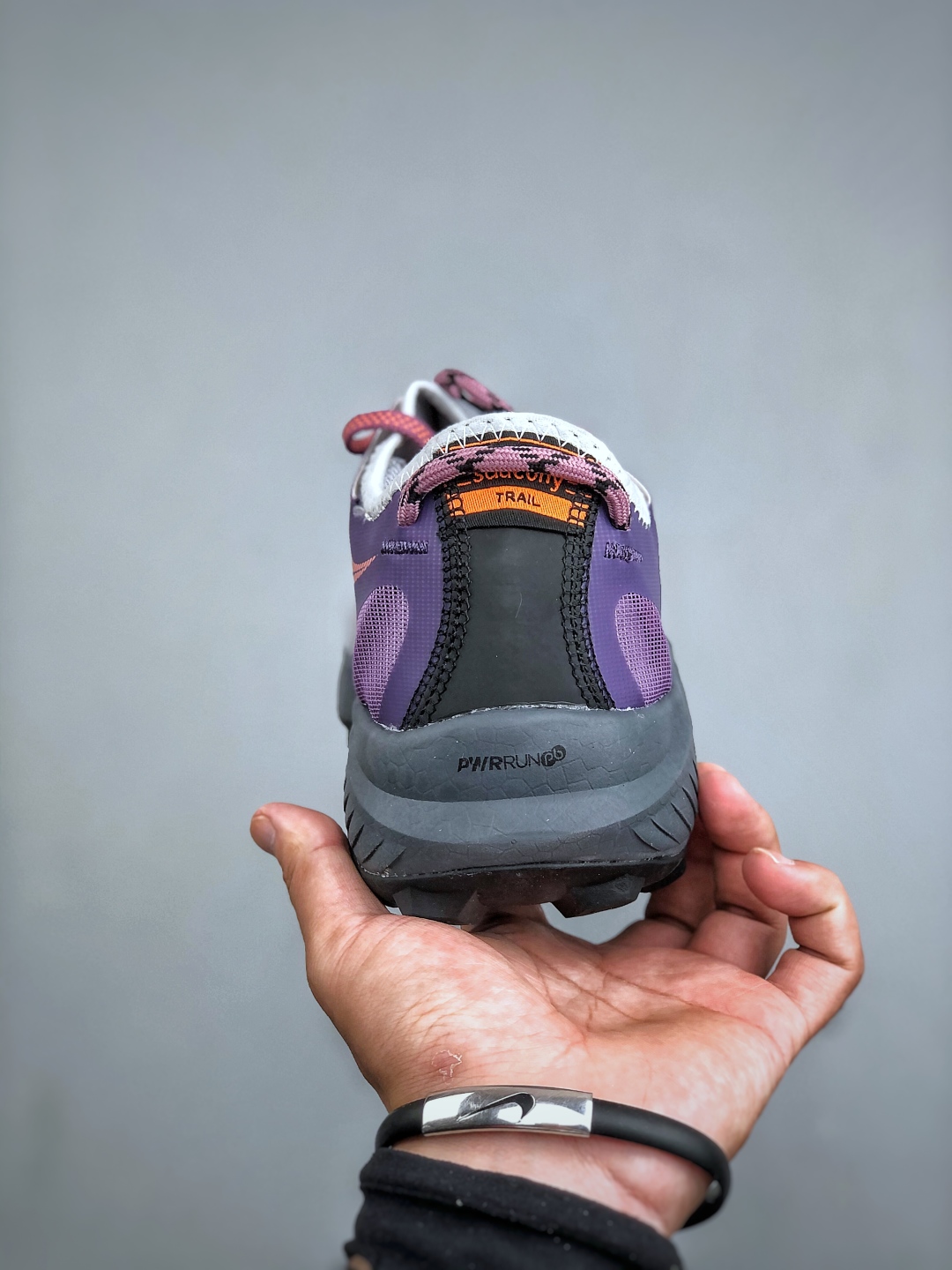 💰220SAUCONY  ENDORPHIN RIFT系列休闲运动跑步鞋 索康尼推出的ENDORPHIN RIFT跑鞋是一款外观激进但脚感舒适的跑鞋，采用了全新的中底设计和鞋面工程，保留了软弹脚感和稳定支撑，适合进阶跑者和喜欢软弹脚感的跑者选择。货号：S10856-125 尺码：40-45