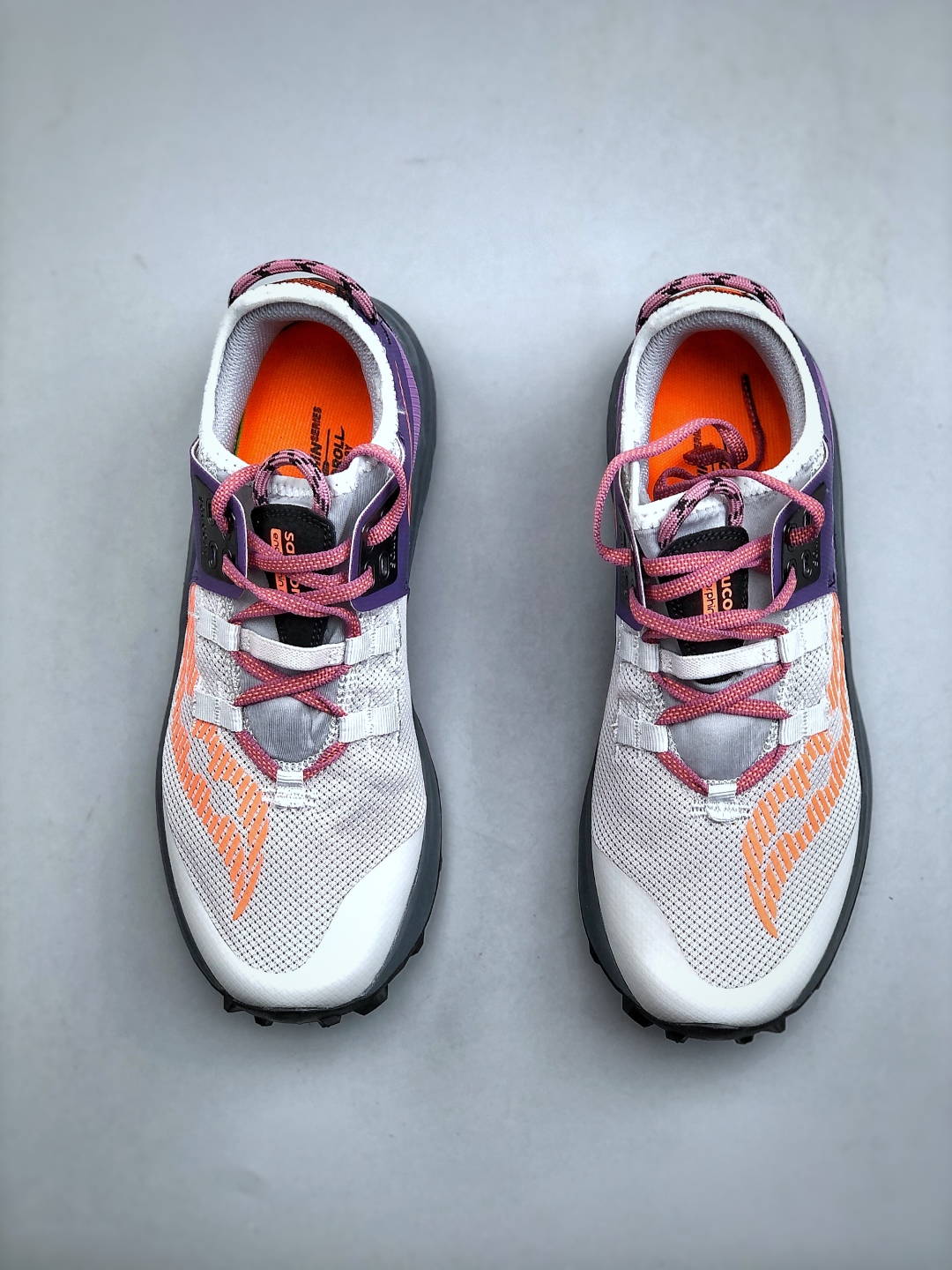 💰220SAUCONY  ENDORPHIN RIFT系列休闲运动跑步鞋 索康尼推出的ENDORPHIN RIFT跑鞋是一款外观激进但脚感舒适的跑鞋，采用了全新的中底设计和鞋面工程，保留了软弹脚感和稳定支撑，适合进阶跑者和喜欢软弹脚感的跑者选择。货号：S10856-125 尺码：40-45