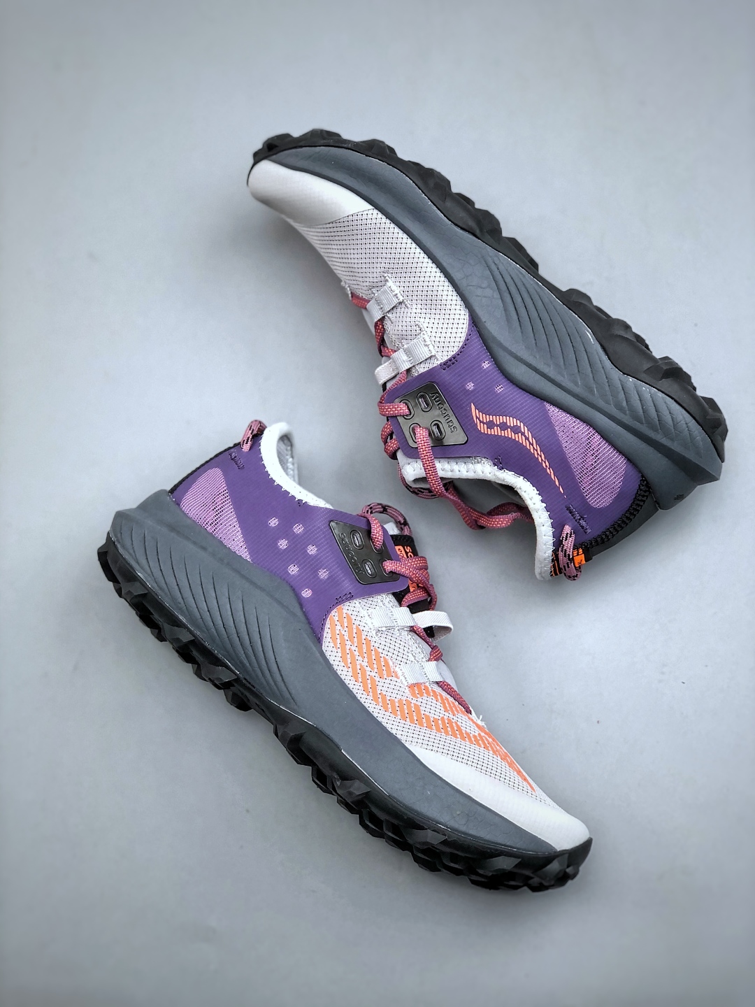 💰220SAUCONY  ENDORPHIN RIFT系列休闲运动跑步鞋 索康尼推出的ENDORPHIN RIFT跑鞋是一款外观激进但脚感舒适的跑鞋，采用了全新的中底设计和鞋面工程，保留了软弹脚感和稳定支撑，适合进阶跑者和喜欢软弹脚感的跑者选择。货号：S10856-125 尺码：40-45