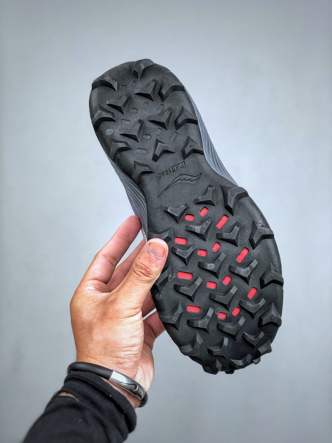 💰220SAUCONY  ENDORPHIN RIFT系列休闲运动跑步鞋 索康尼推出的ENDORPHIN RIFT跑鞋是一款外观激进但脚感舒适的跑鞋，采用了全新的中底设计和鞋面工程，保留了软弹脚感和稳定支撑，适合进阶跑者和喜欢软弹脚感的跑者选择。货号：S10856-125 尺码：40-45