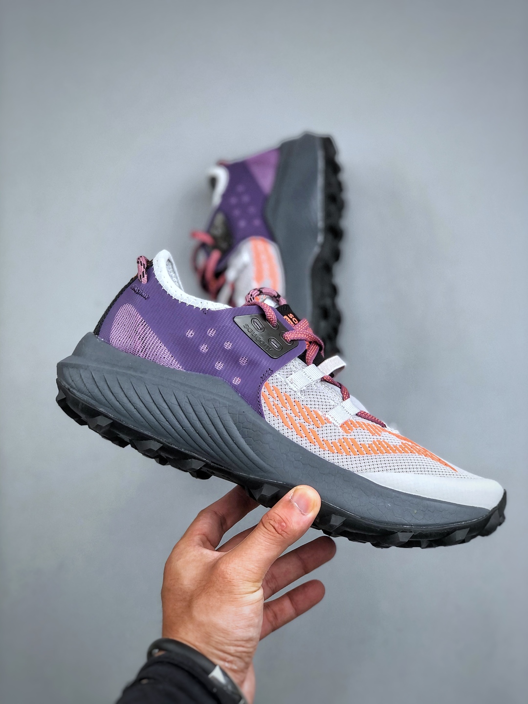 💰220SAUCONY  ENDORPHIN RIFT系列休闲运动跑步鞋 索康尼推出的ENDORPHIN RIFT跑鞋是一款外观激进但脚感舒适的跑鞋，采用了全新的中底设计和鞋面工程，保留了软弹脚感和稳定支撑，适合进阶跑者和喜欢软弹脚感的跑者选择。货号：S10856-125 尺码：40-45