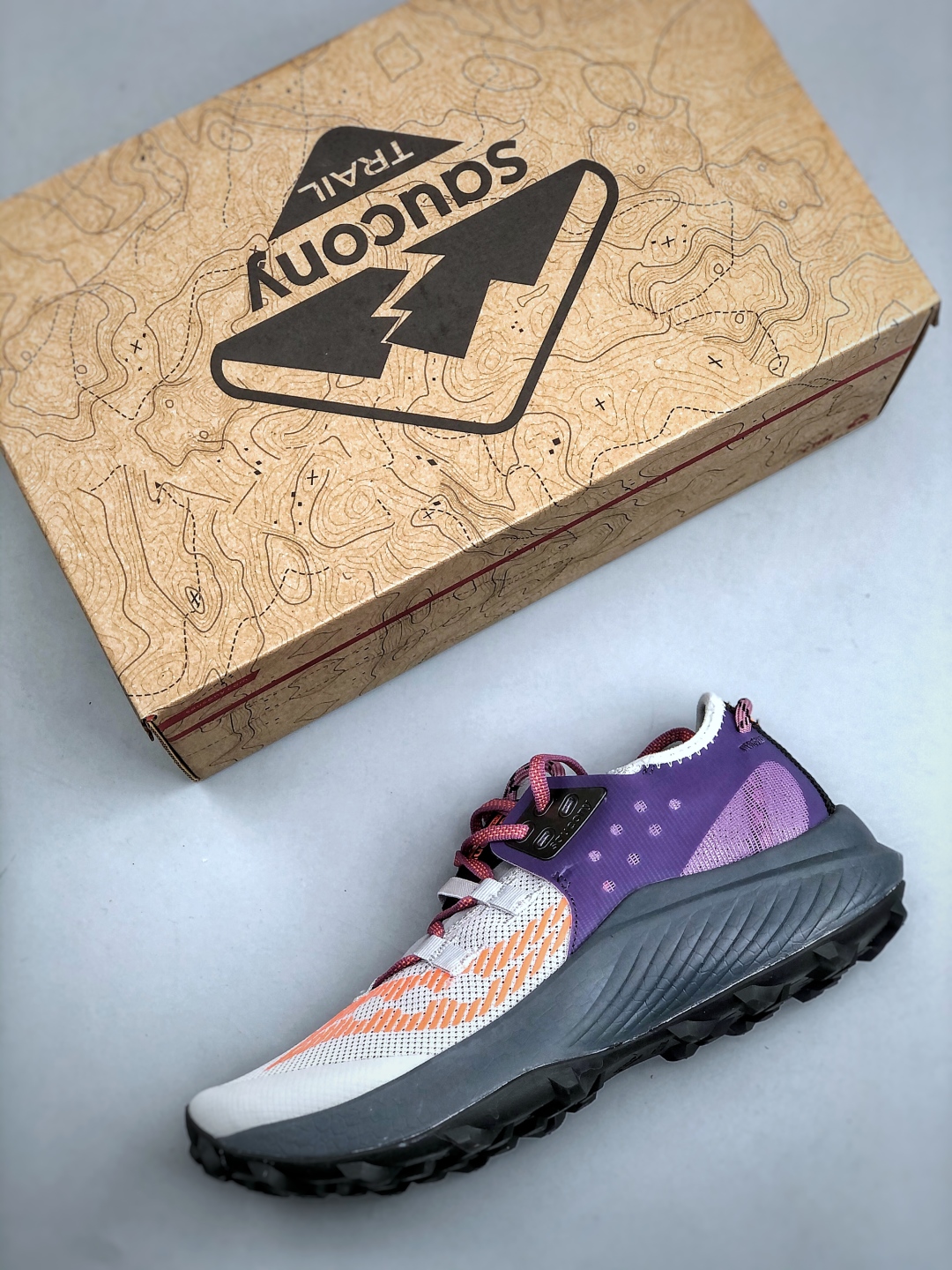 💰220SAUCONY  ENDORPHIN RIFT系列休闲运动跑步鞋 索康尼推出的ENDORPHIN RIFT跑鞋是一款外观激进但脚感舒适的跑鞋，采用了全新的中底设计和鞋面工程，保留了软弹脚感和稳定支撑，适合进阶跑者和喜欢软弹脚感的跑者选择。货号：S10856-125 尺码：40-45