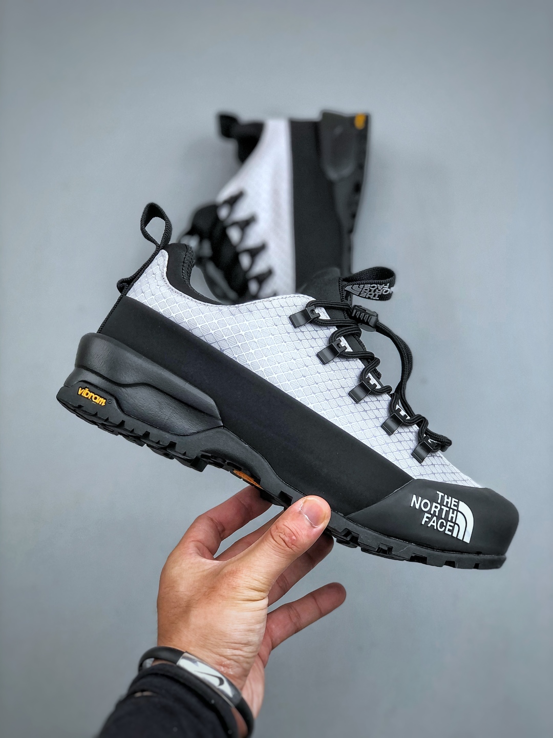 💰260北面THE M THERMOBALL TRACTION MULE V
舒适户外运动越野登山鞋 实拍首发👏
采用高端户外防水面料 专门为鞋底设计的橡胶以出色的耐磨性 
鞋底采用Vibram大底 良好的防滑性
尺码：39-45(半)