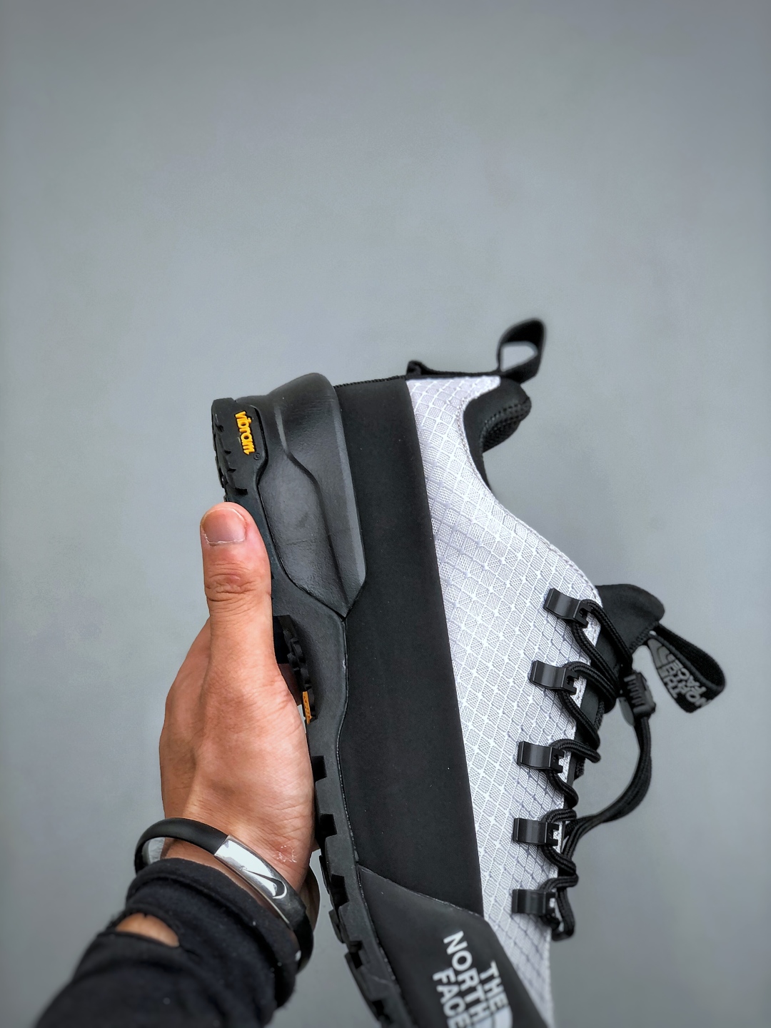 💰260北面THE M THERMOBALL TRACTION MULE V
舒适户外运动越野登山鞋 实拍首发👏
采用高端户外防水面料 专门为鞋底设计的橡胶以出色的耐磨性 
鞋底采用Vibram大底 良好的防滑性
尺码：39-45(半)