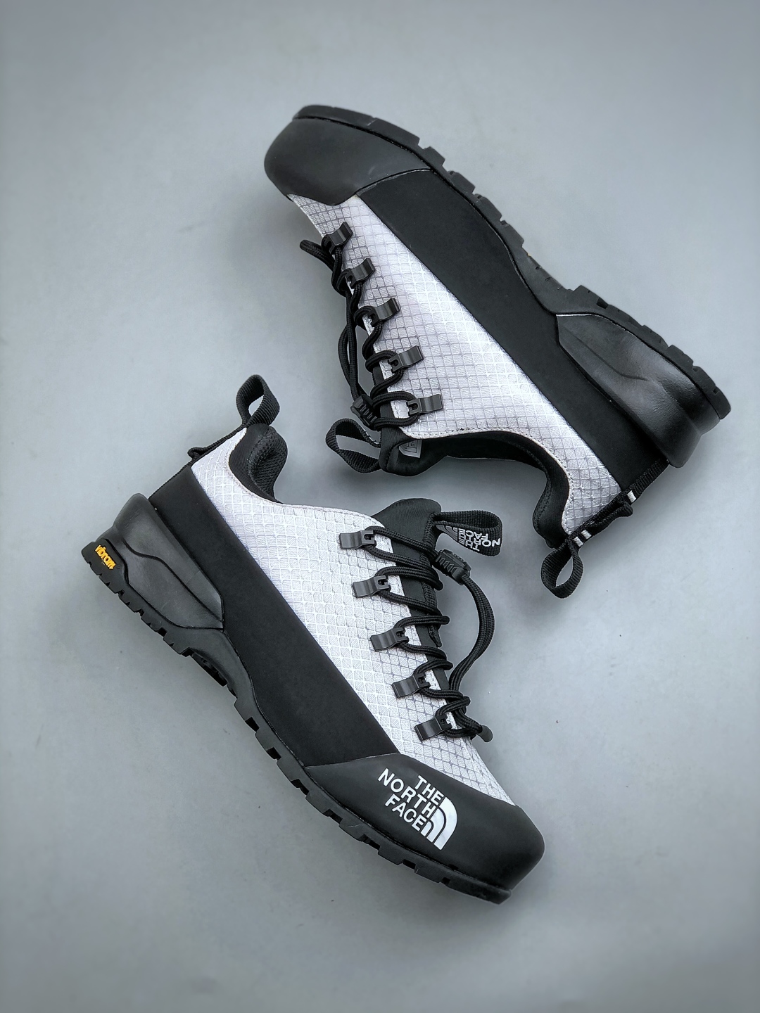 💰260北面THE M THERMOBALL TRACTION MULE V
舒适户外运动越野登山鞋 实拍首发👏
采用高端户外防水面料 专门为鞋底设计的橡胶以出色的耐磨性 
鞋底采用Vibram大底 良好的防滑性
尺码：39-45(半)