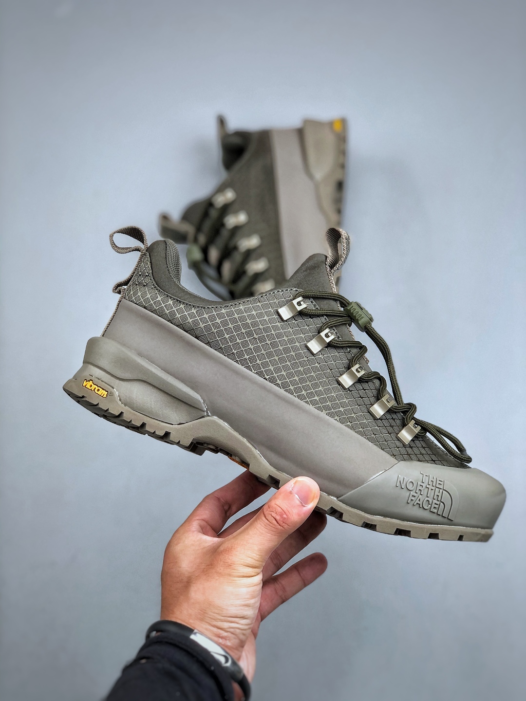 💰260 北面THE M THERMOBALL TRACTION MULE V
舒适户外运动越野登山鞋 实拍首发👏
采用高端户外防水面料 专门为鞋底设计的橡胶以出色的耐磨性 
鞋底采用Vibram大底 良好的防滑性
尺码：39-45(半)